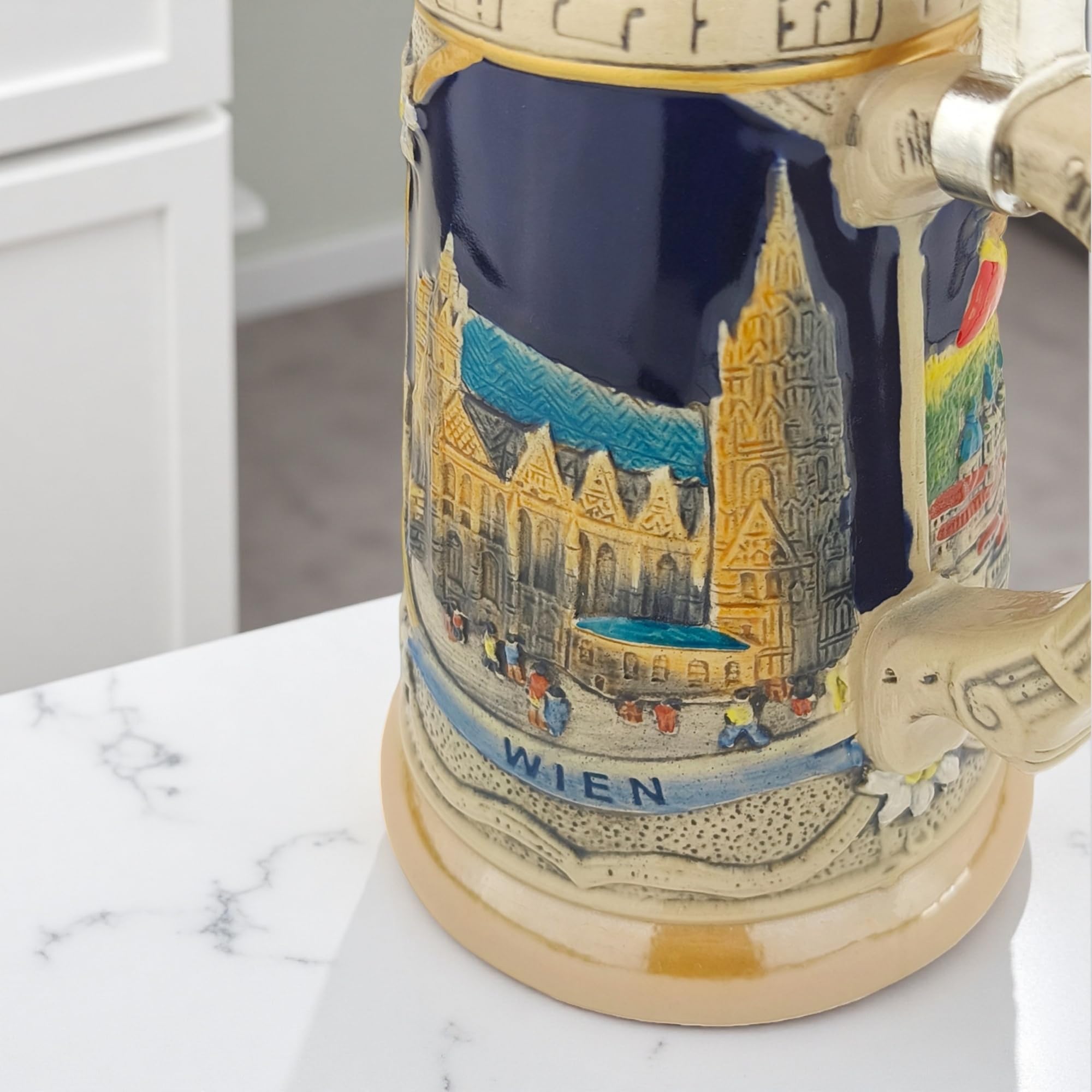 Bierkrug mit Deckel 0,7L mit Österreich-Stadtmotiven – Steinkrug mit Relief-Dekor Wien, Innsbruck & Salzburg – Souvenir & Geschenkidee