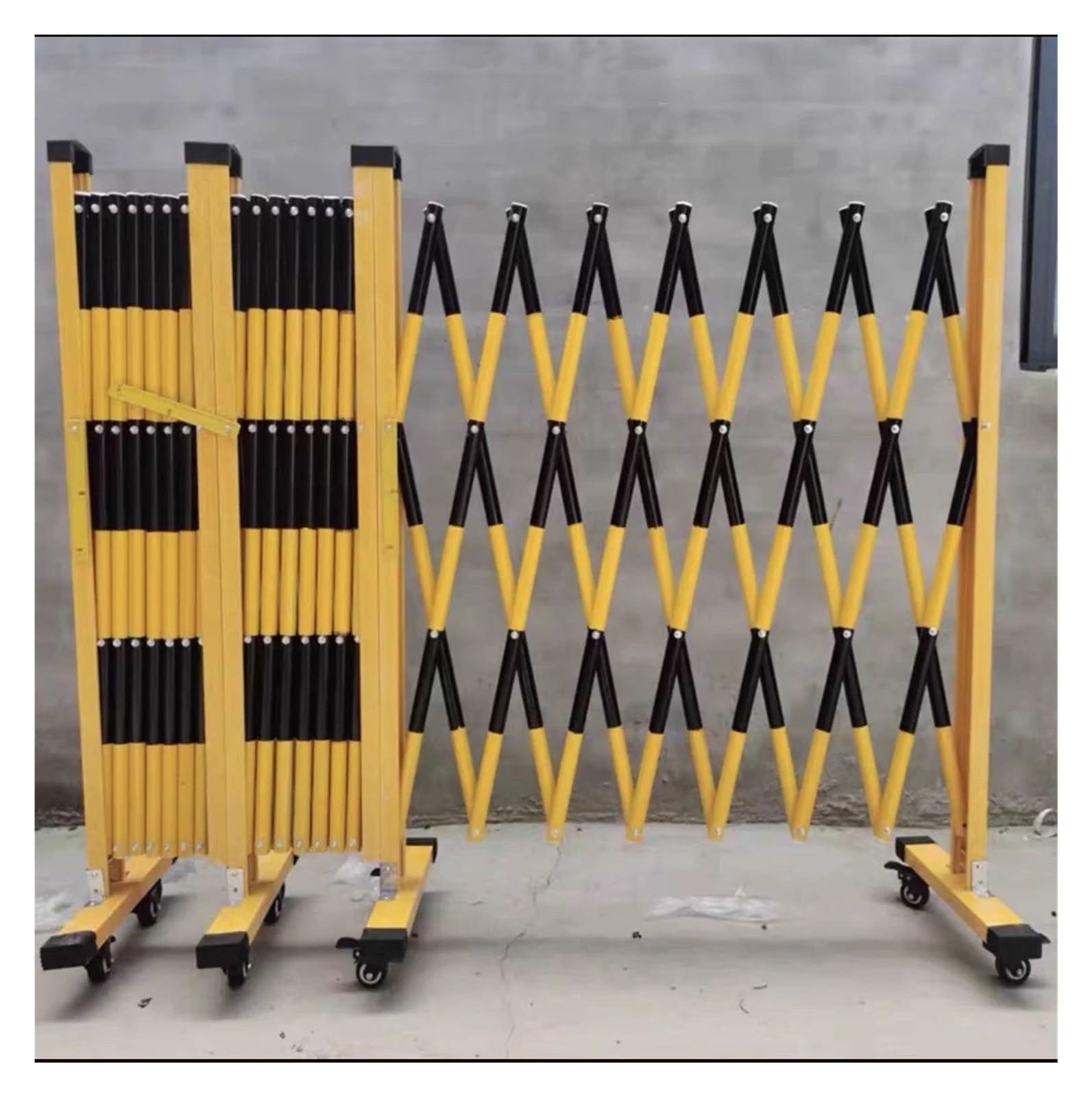 Barrière métallique extensible pour sécurité routière et chantiers