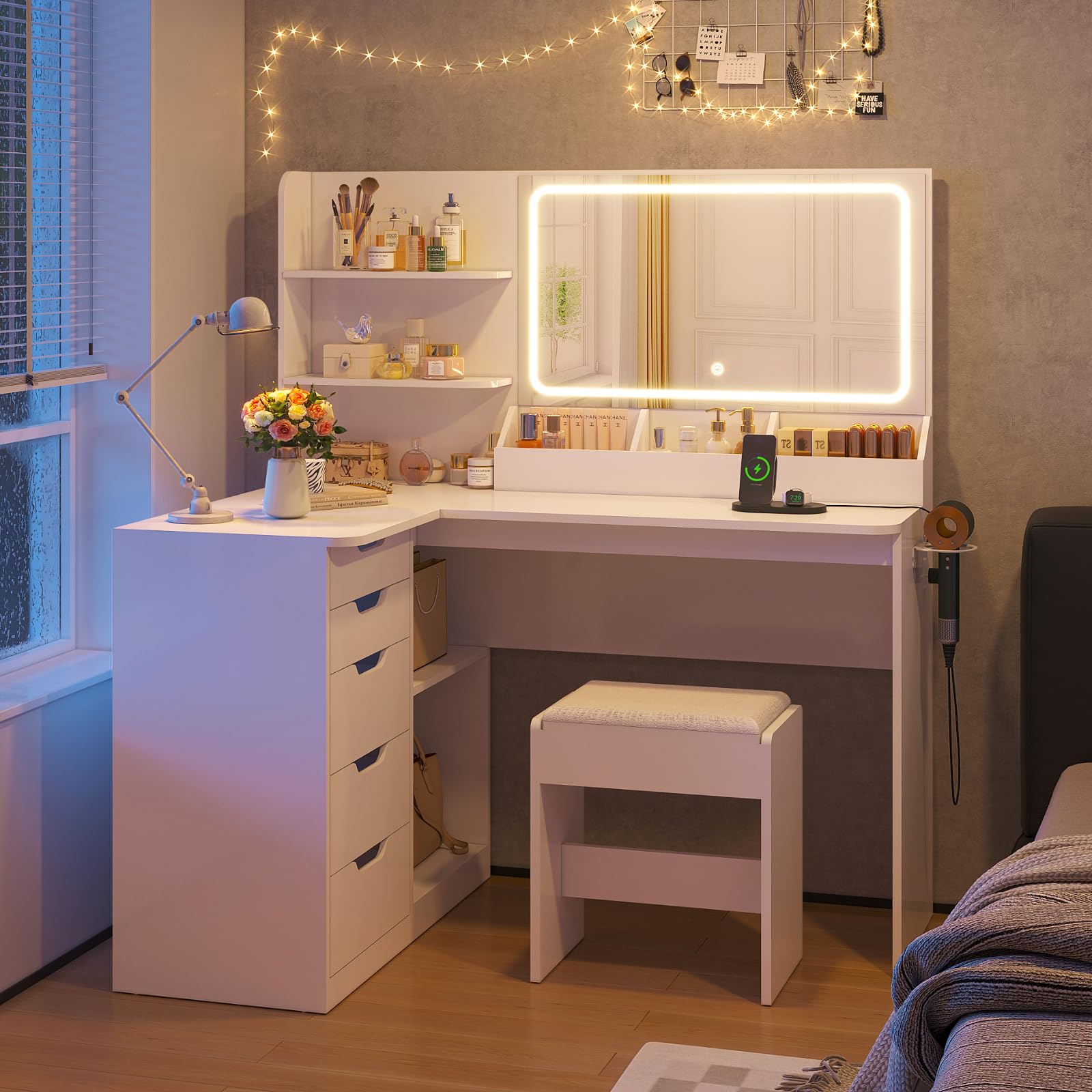 TRIUMPHKEY Toeletta da Trucco Angolare con Sgabello,Tavolo Trucco con Luci LED,2 Porta USB,5 Cassetti,Ripiani Aperti,Postazione Trucco per Camera da Letto,Moderno (Bianco)