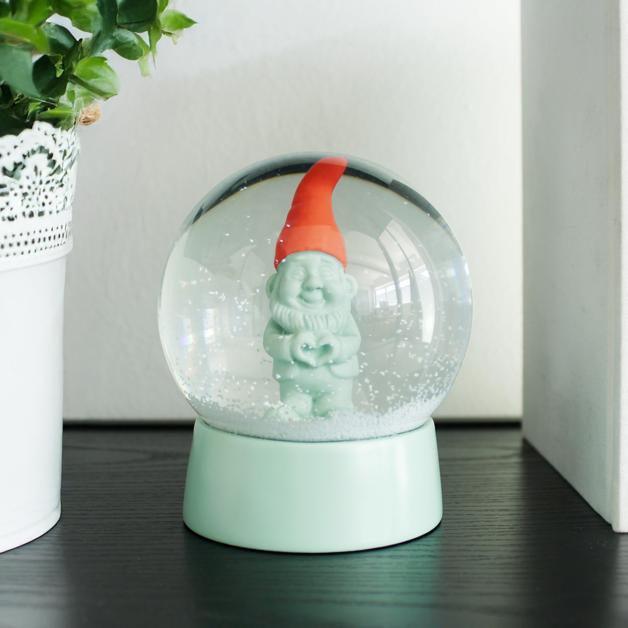 Winkee - Schneekugel Zwerg mit Herz | Die besondere Schnee Kugel zu Weihnachten | Schüttelkugel | Zwerg Schnee-Kugel mit Statement | Weihnachtsbaum Deko | Geschenk zu Weihnachten, Geburtstag