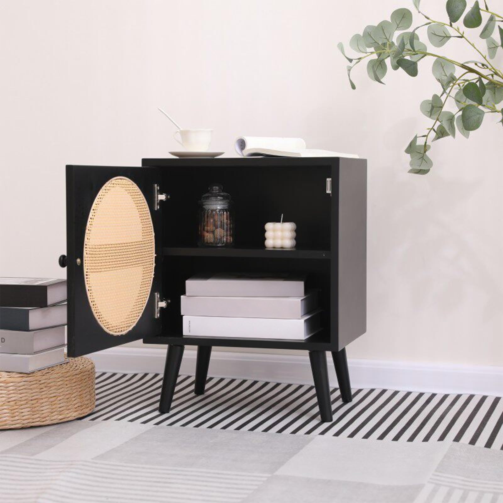 Versatile Comodino con anta ventilata e quattro gambe angolari