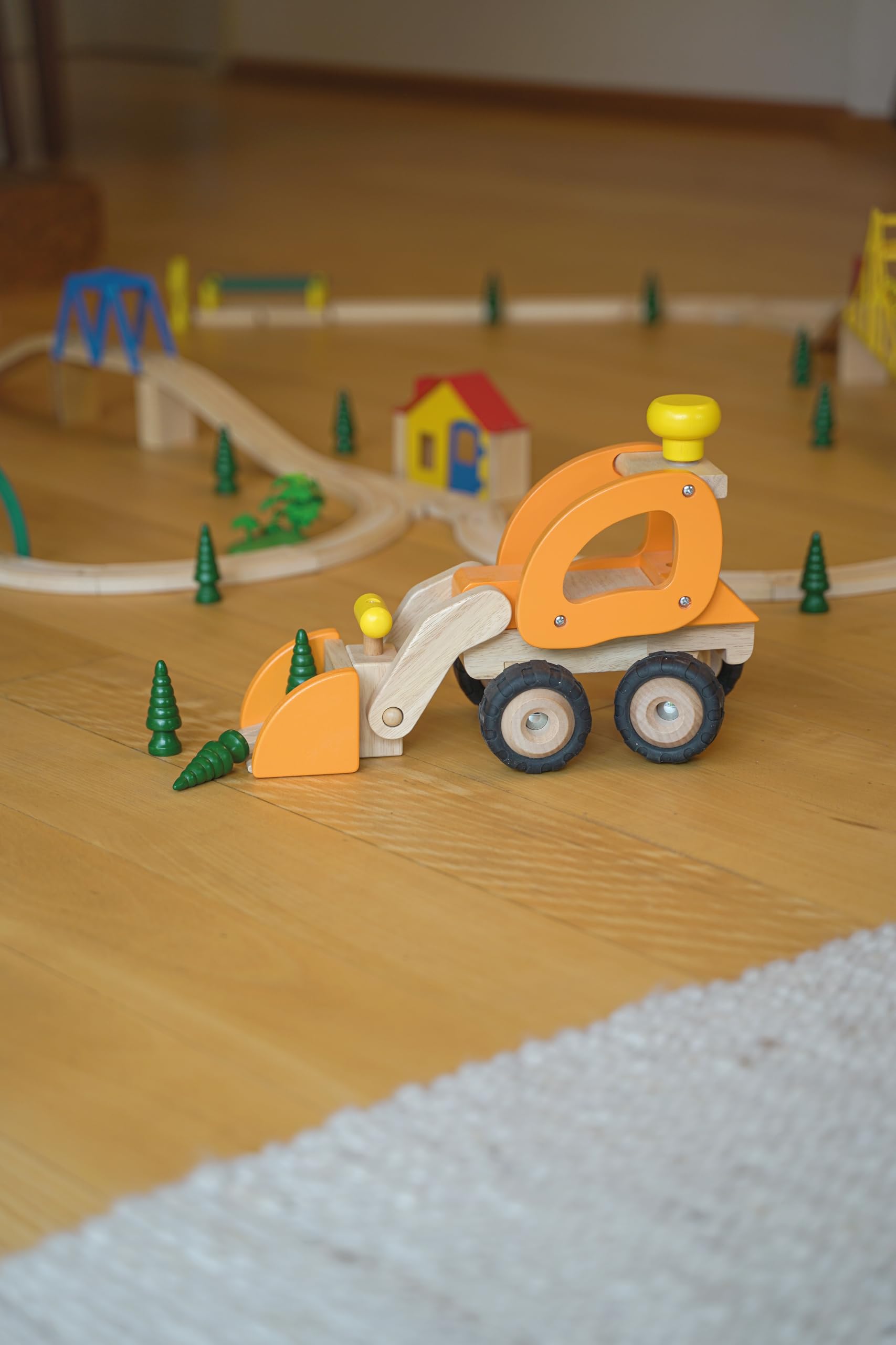 goki 55962 - Radlader aus Holz, Baustellenfahrzeug in gelb, lenkbar und mit Gummireifen, bewegliche Schaufel, perfekt zu Hause und im Kinderzimmer, Maße 31 x 14 x 21 cm, ab 3 Jahre