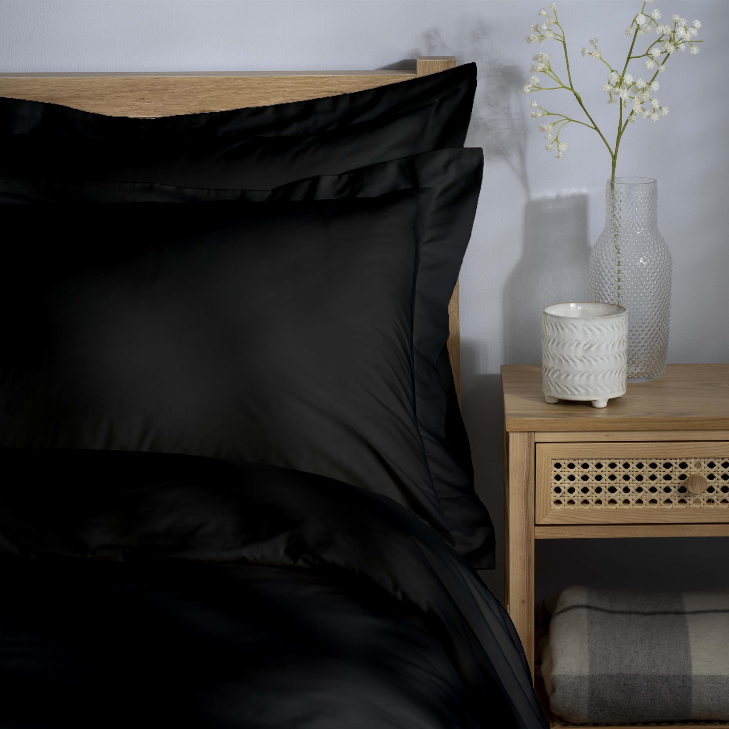 Pack of 2 Black Oxford Pillowcase Covers - 100% Egyptian Cotton Pillow Cover Naturally Breathable & Anti-Allergy Pillow Cases 2 Pack (Black, Housewife)