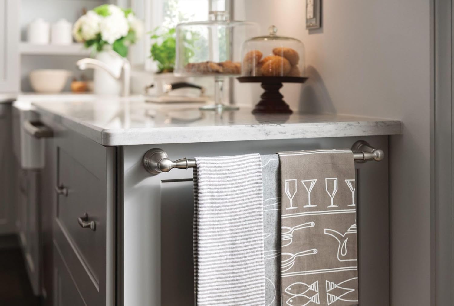 Moen Y2624BN Banbury 24-Inch Towel Bar, Brushed Nickel
