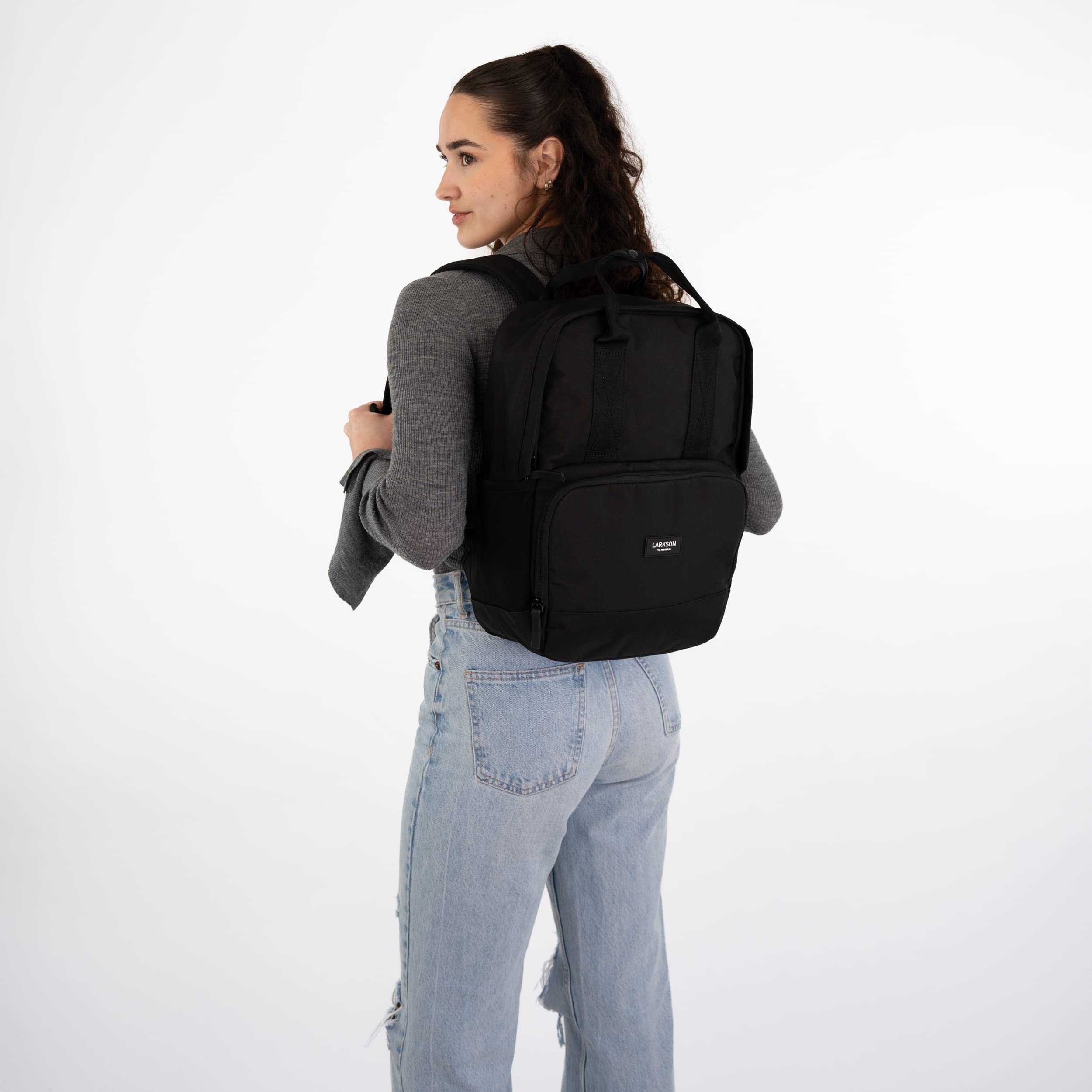 LARKSON Zaino Donna Uomo Nero - No 6 - Zainetto Moderno per Lavoro, Università e Scuola - Scomparto per Laptop 16 Pollici - in PET Riciclato - Impermeabile