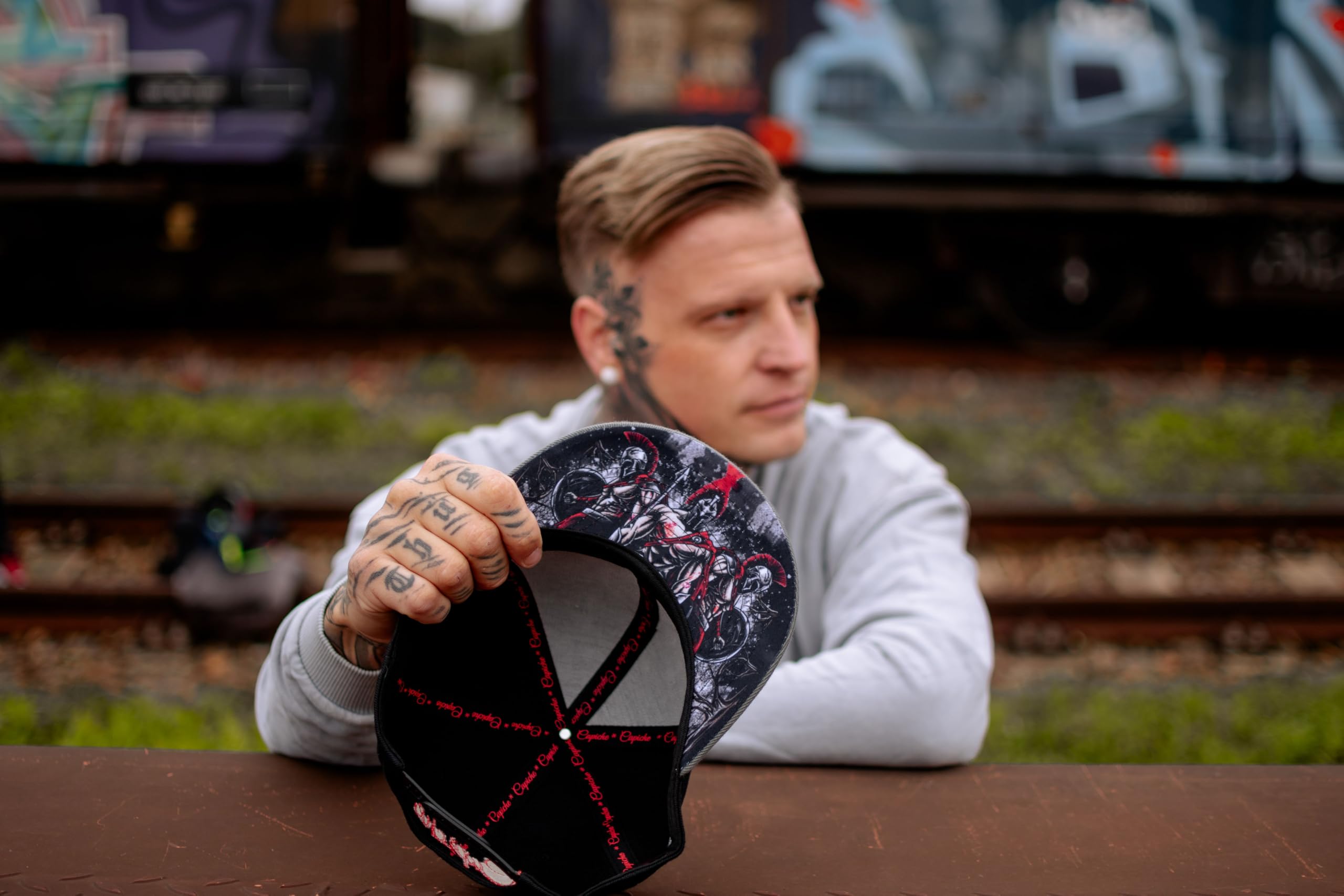 Capiche Gorra Snapback Negra para Hombres, Titans, Béisbol con Visera Plana Gris, Cappy Logo Rojo, Sombrero de Guerrero, Barba Arte Estilo Tatuaje Bajo la Visera, Medieval Esparta