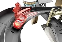 Vista 5 de Disney and Pixar Cars Pista de carreras Race Around Radiator Spring con auto de juguete Lightning McQueen con refuerzo de velocidad