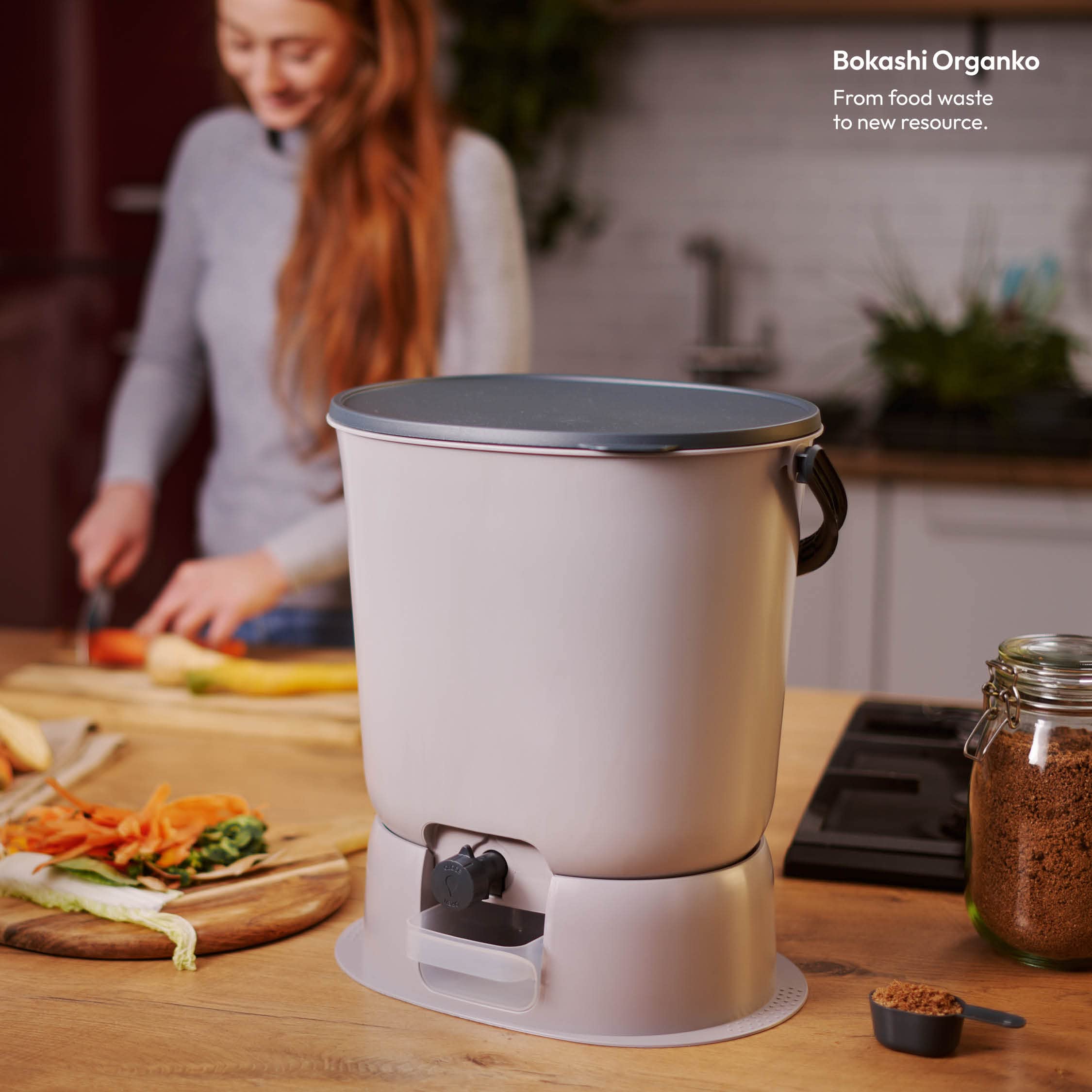 Skaza Bokashi Essential - Pattumiera biologica da cucina (15,3 litri) + base – Secchio per compost cucina e giardino in plastica riciclata – Starter Set + incl. 1 kg di avviamento per fermentazione