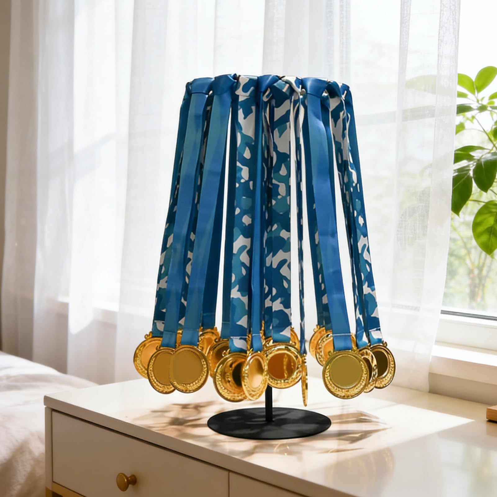 Award Regał ścienny, wytrzymały, obracany o 360 stopni, bez wiercenia, pomieści ponad 45 nagród wyścigowych, dla biegaczy, biegania, wyzwań, wyścigów, piłki nożnej, baseballu, softballu, gimnastyki