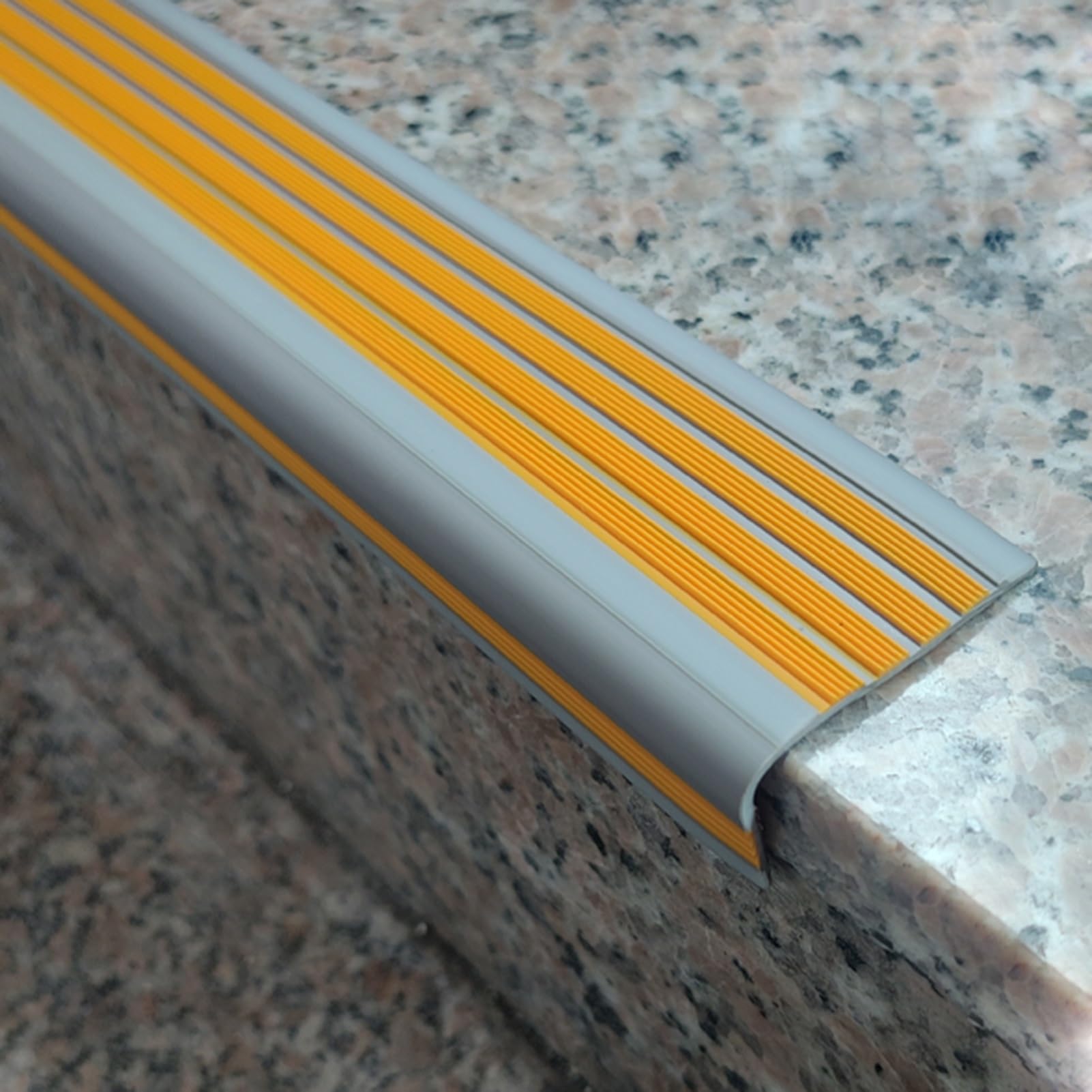Tiras antideslizantes para peldaños de escalera con tiras reflectantes, autoadhesivas, para uso en exteriores e interiores, color amarillo, paquete de 3 protectores de margen antideslizantes de 50 x