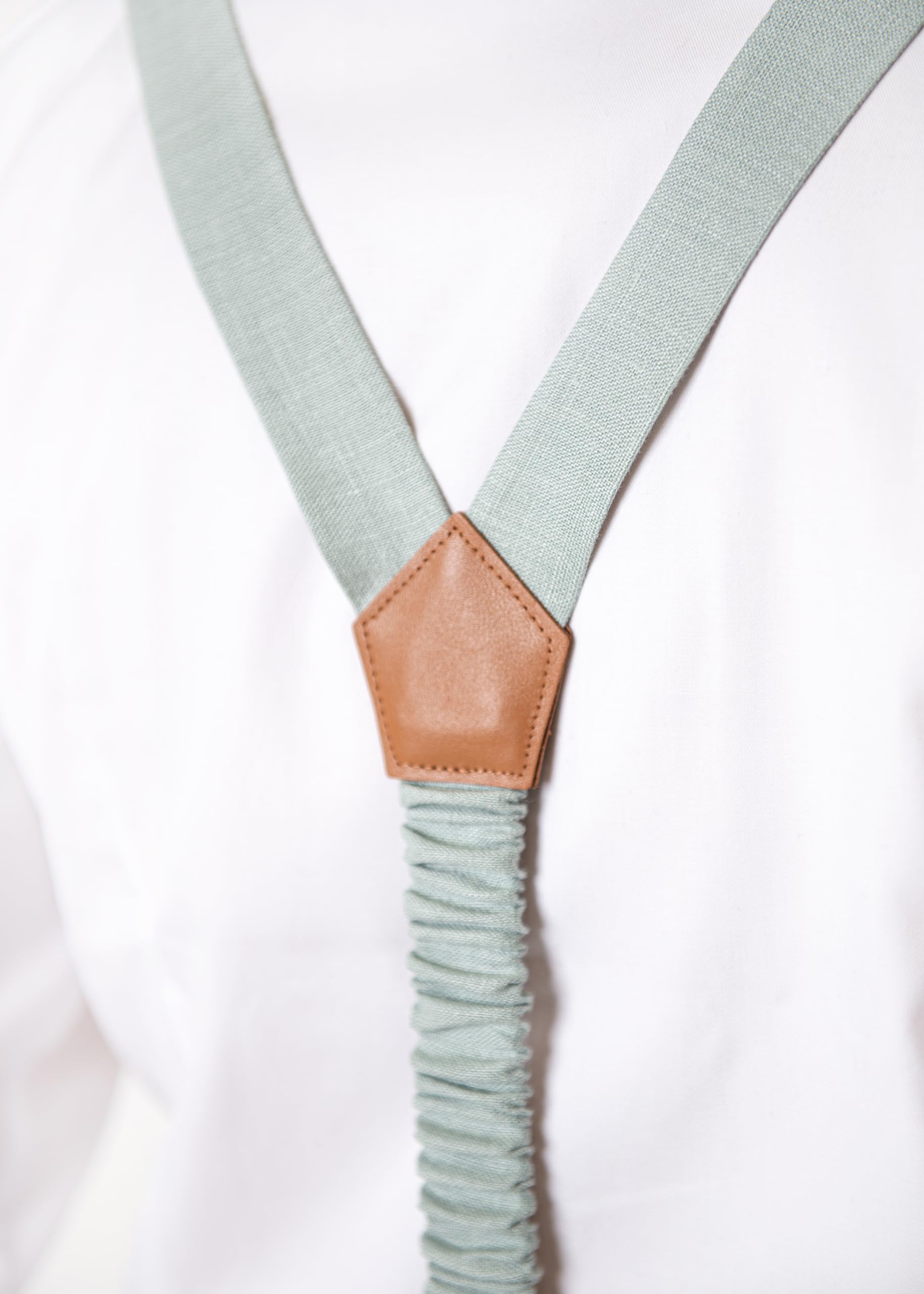 Leinen Accessoires: Fliege mit Leder, Hosenträger mit Leder, Einstecktuch, Manschettenknöpfe für Herren