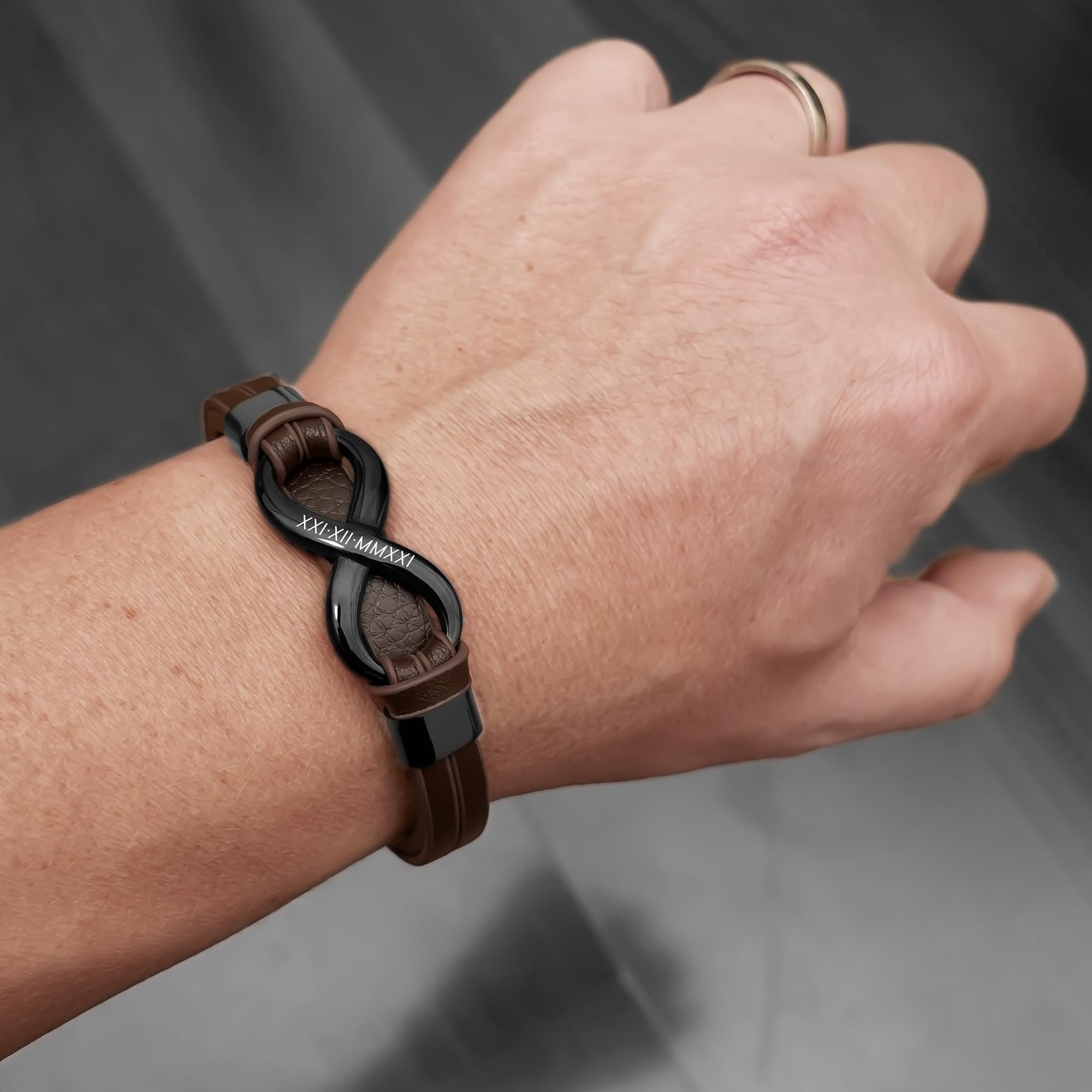 UNIQAL | Personaliesiertes Lederarmband mit Gravur "SHAPE" Herren Damen | Leather Bracelet mens | Magnetverschluss | handgemacht in Germany