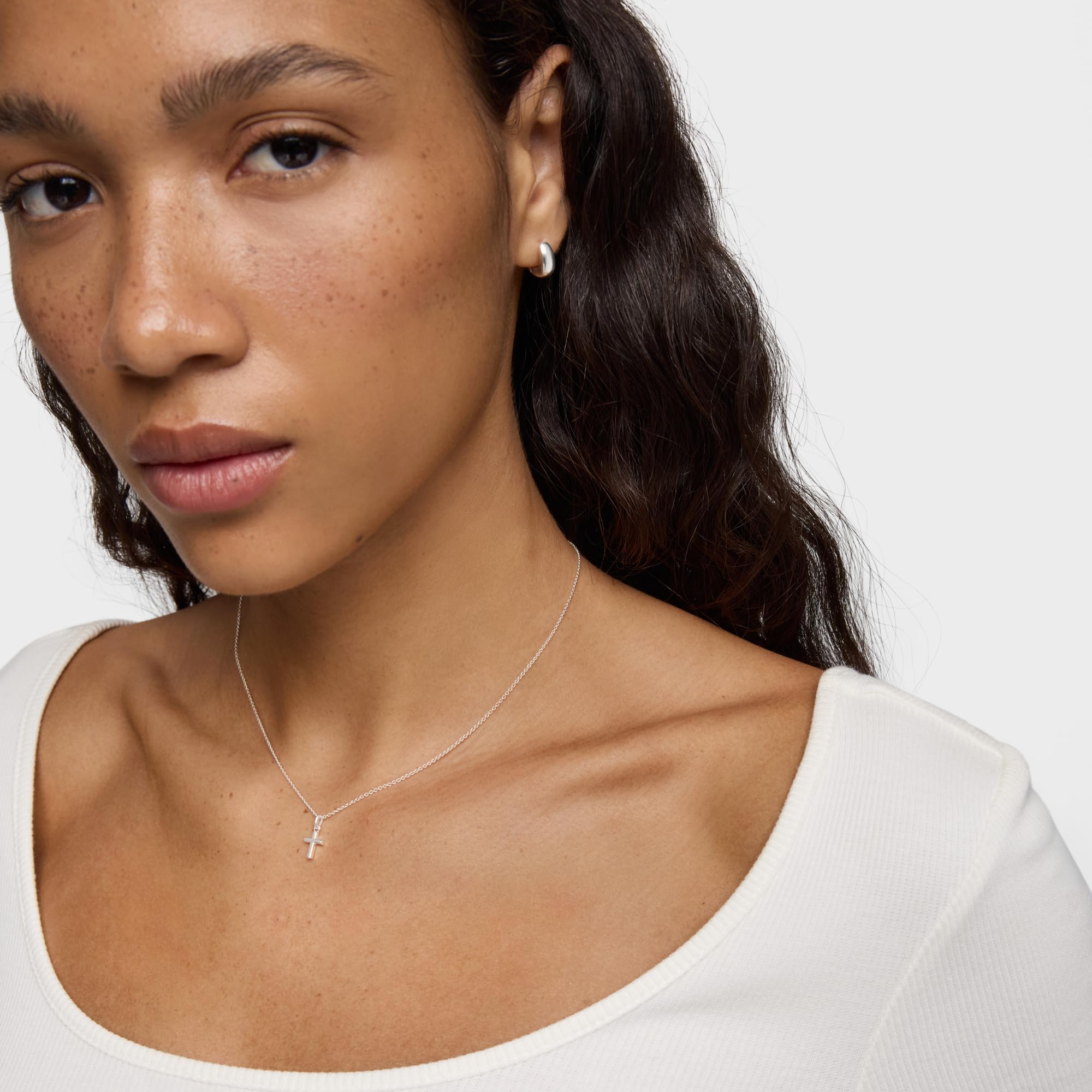 TOUS Collar Corto para Mujer de Plata de Primera Ley y Motivo Cruz, 45 Cm de Largo, Colección Motivos