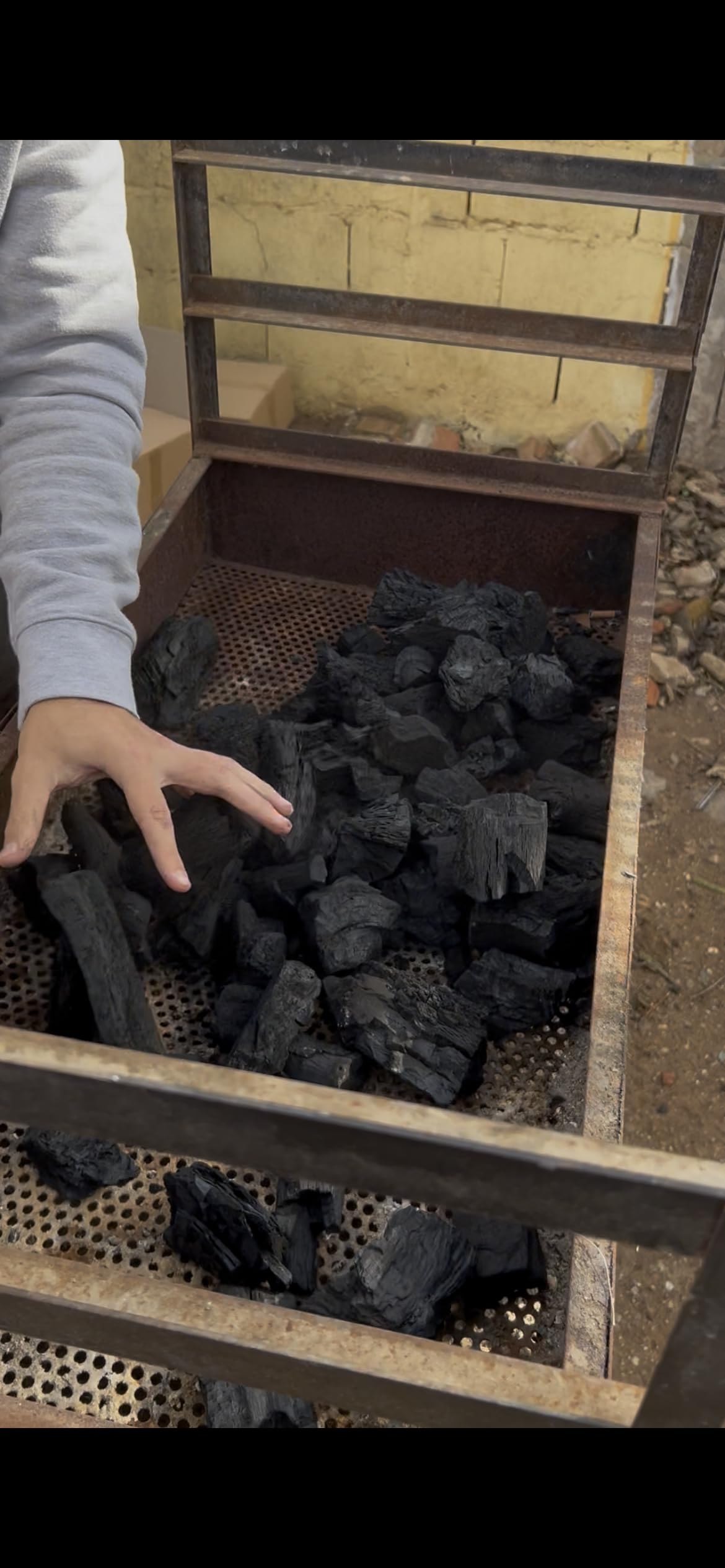 Carbón 100% Encina para Barbacoa 10 kg – Sin Humo ni Aditivos, Poca Ceniza y Larga Duración – Carbón Vegetal Natural Artesanal de Encendido Rápido y Alto Poder Calorífico