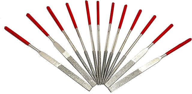 12 szt. pilników diamentowych o ziarnistości 150 do ostrzenia, 4 szt. mini pilników płaskich, 4 szt. okrągłych pilników do metalu i 4 szt. trójkątnych pilników metalowych do modeli stalowych, szklanych i