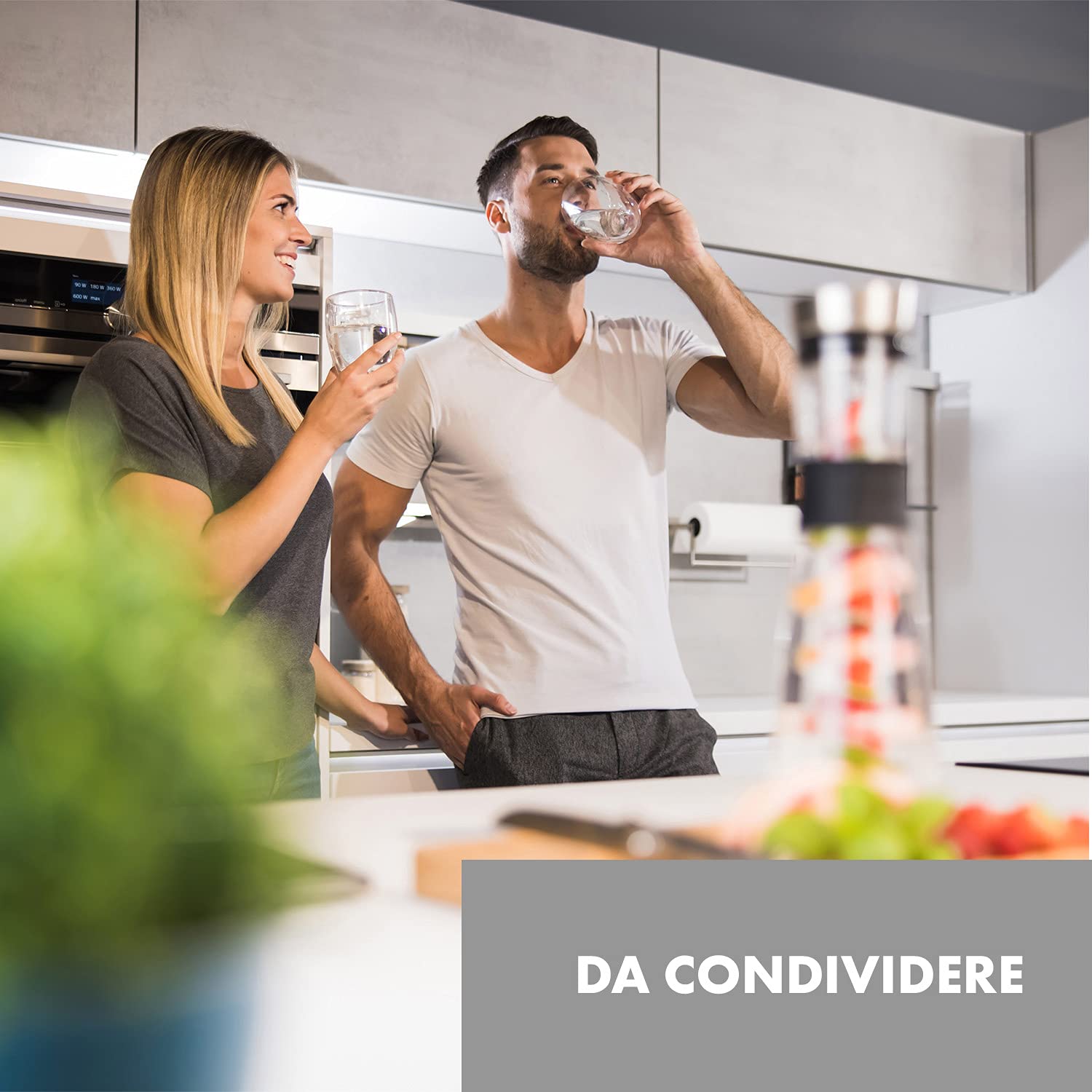 Caraffa di Design - Brocca con Spiedo per Frutta, Coperchio e Impugnatura in Acciaio Inox, Elegante Caraffa per l'Acqua in Vetro Borosilicato, 1 L