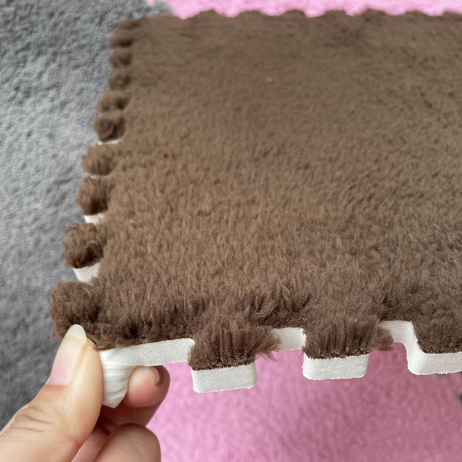 Maty podłogowe z pianki pluszowej 12 i 24 cale, miękkie i puszyste, układanki do zabawy w salonie, 4 szt. (23,6" x 23,6", czarno-niebieskie) – wygodne, trwałe i stylowe