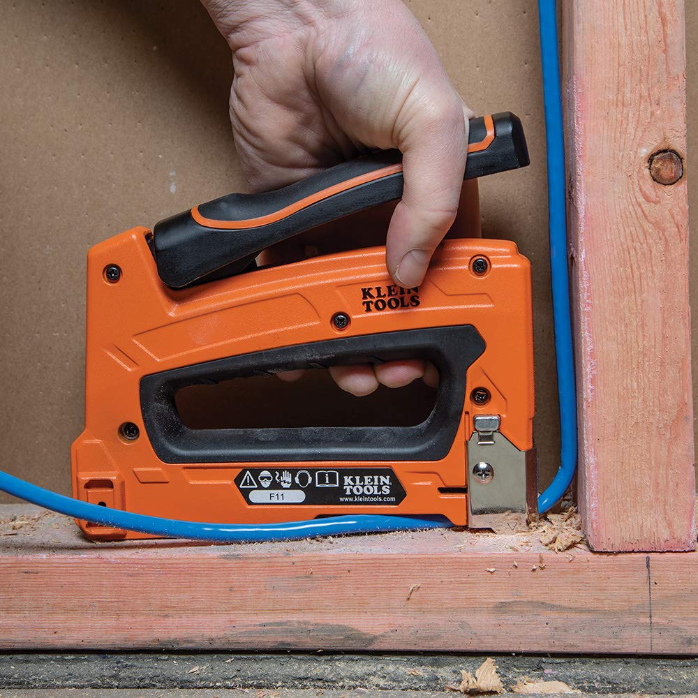 KLEIN TOOLS Strapazierfähiges Heftgerät für Sprach-, Daten-, Video- und nichtmetallisch ummanteltes (Romex)-Kabel, passend für Heftklammern 450-100, Orange, Schwarz, 1/4, 5/16 und 19/32 Zoll