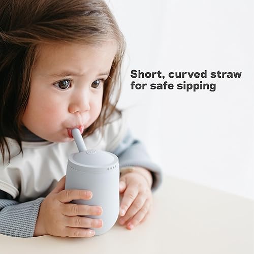 Vista 5 de ezpz Taza Mini + Sistema de Entrenamiento con Pajita (Azul) - 9 Meses+ - Taza de Entrenamiento 100% de Silicona para Bebés + Niños Pequeños