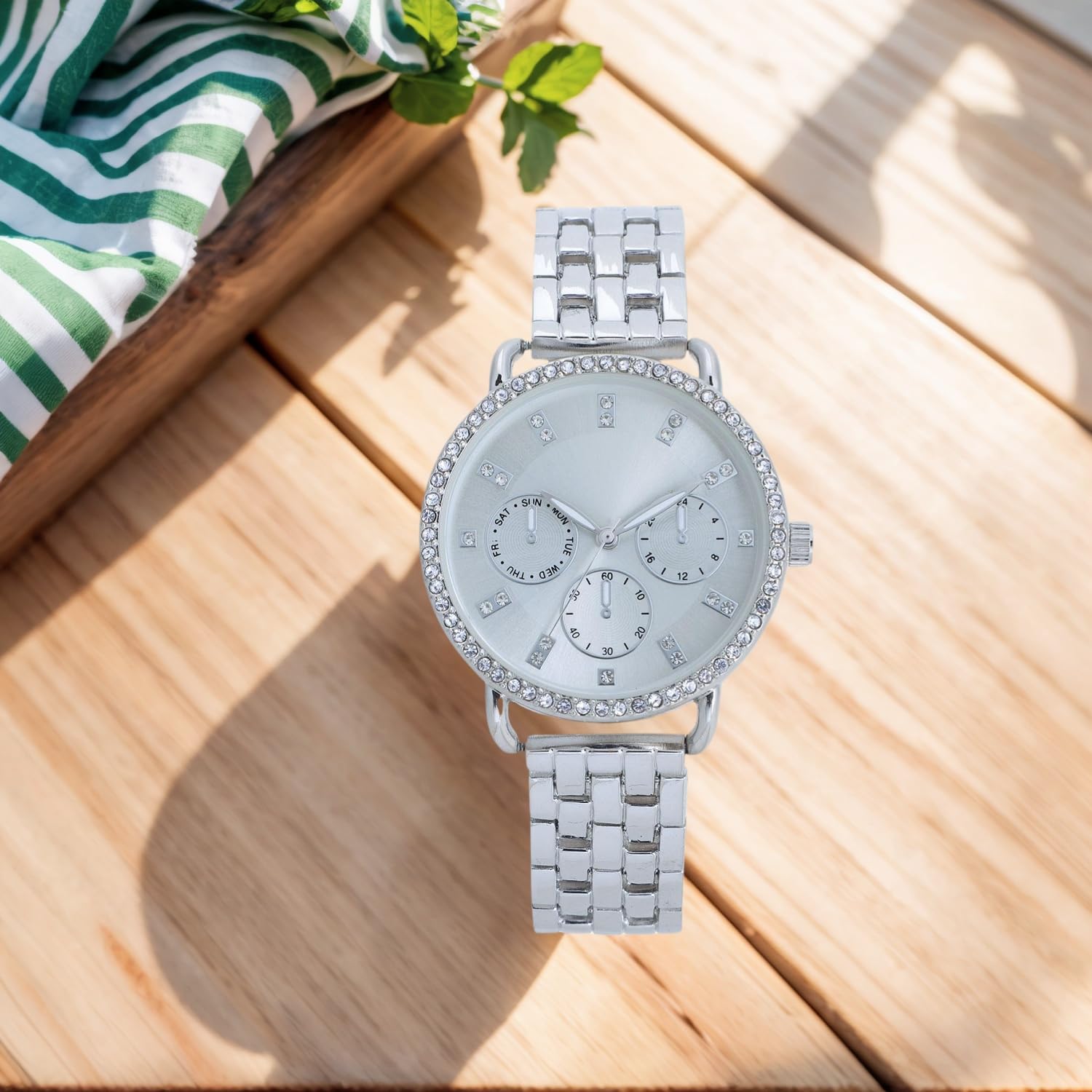 COMTEX Orologio da donna in argento con finto quadrante decorativo a tre occhi ed elegante cinturino in tessuto al quarzo, Argento, Moderno