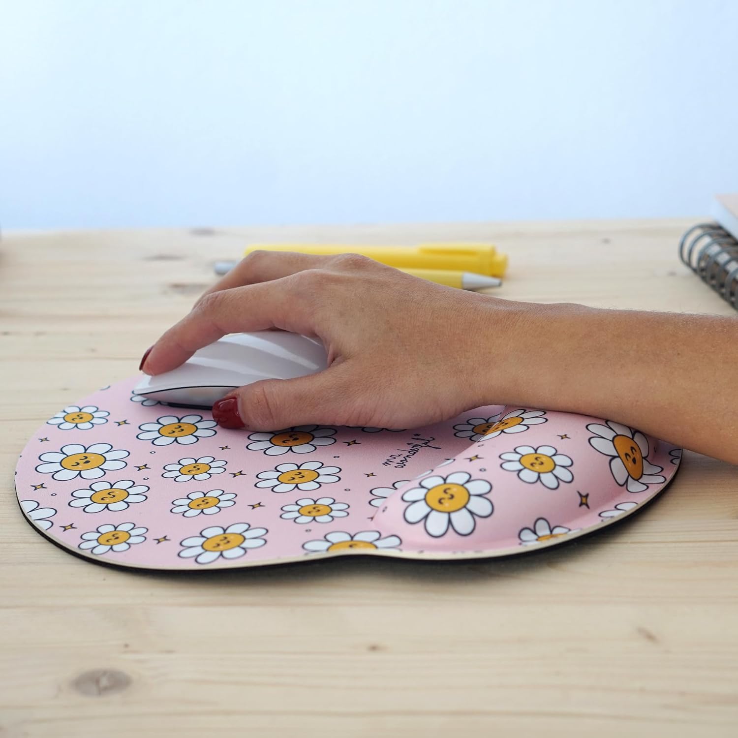 WONDEE Mr Wonderful Gel Mouse Mat with Wrist Rest, Pink Daisy Design, Ergonomic Mouse Mat with Hand Rest That Makes Joy - Gifts for Girls and Women