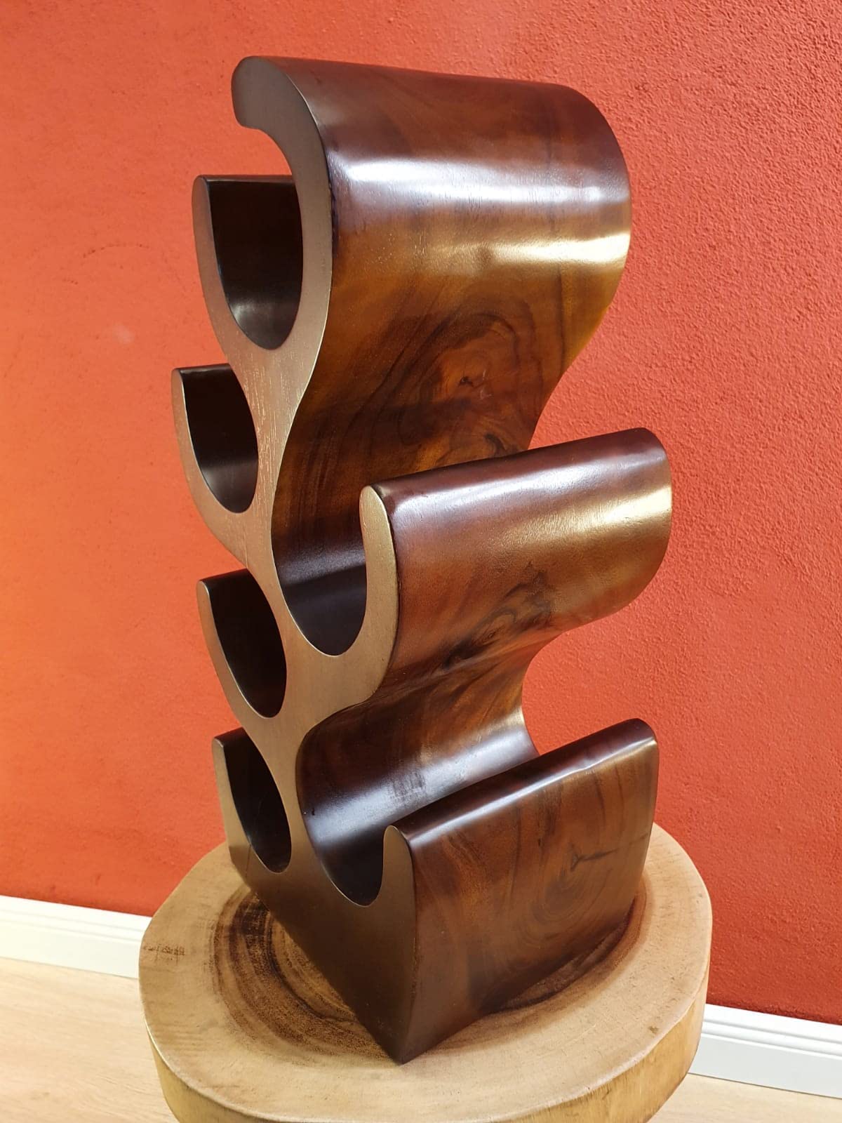 Kinaree Massivholz Weinregal für 6 Flaschen - 50cm freistehendes Flaschenregal in Baum Form aus einem Stück massiver Akazie (Suar) in rustikaler Optik