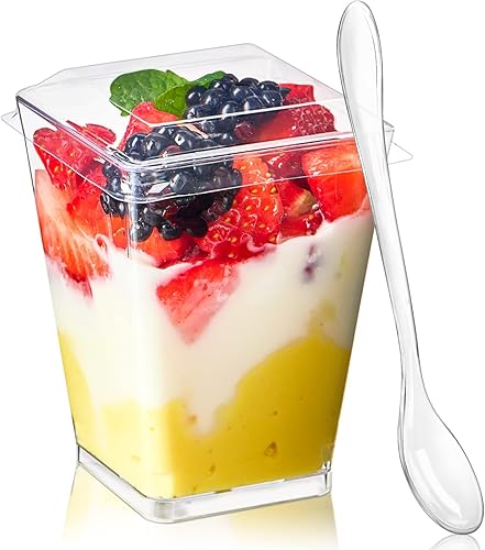 TOFLEN Paquete de 50 unidades de tazas de postre de plástico de 5 oz con tapas para fiesta, mini tazas de postre con cucharas, tazas de postre