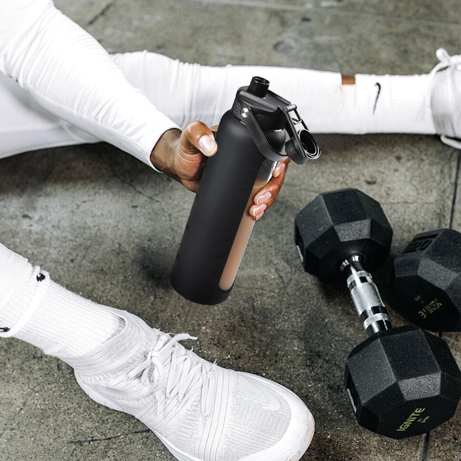BLUEGO Borraccia Vetro 900ml con 2 Coperchi e Cannuccia, Sportiva Bottiglia d'Acqua con Custodia in Silicone e Indicatori di Tempo, Senza BPA, Nero
