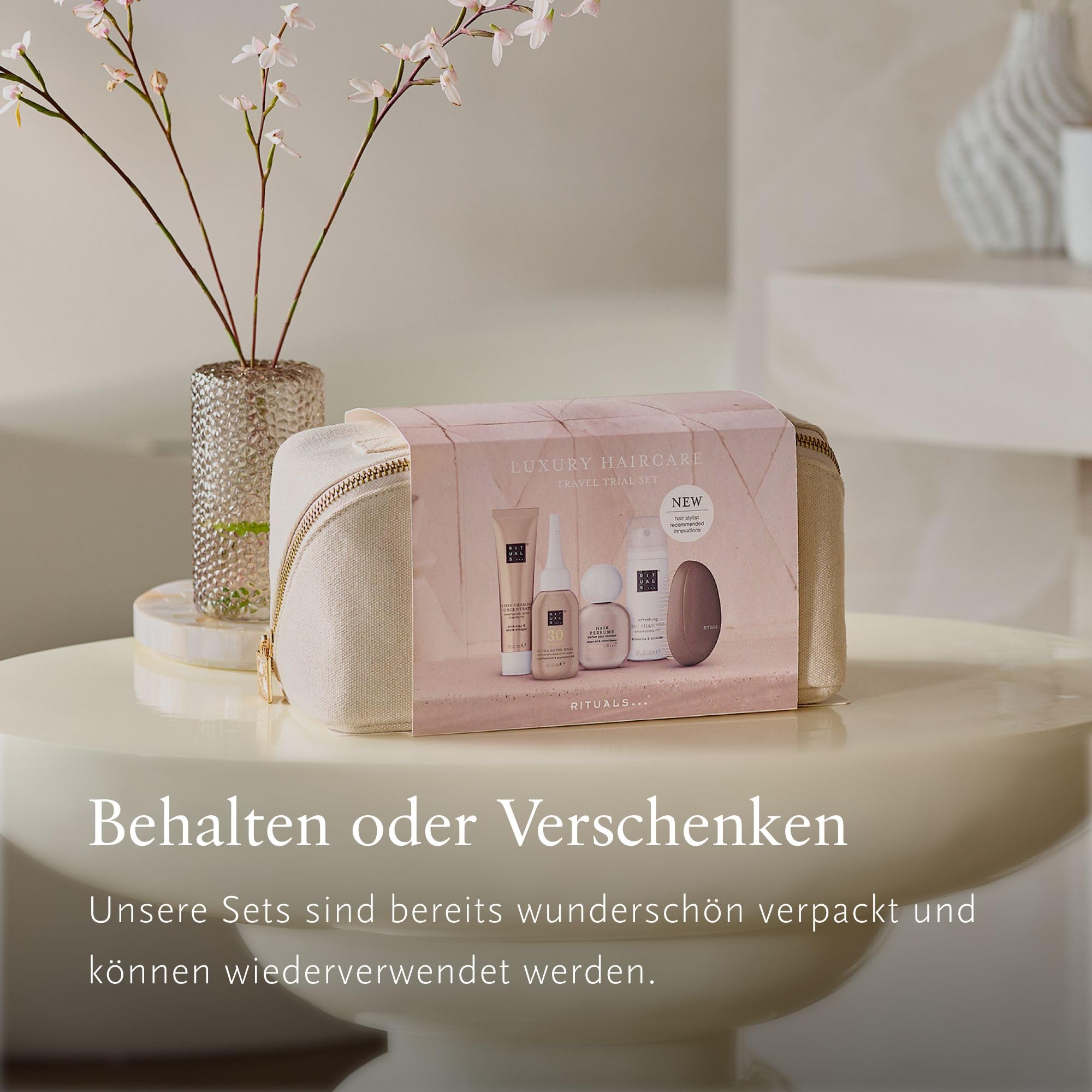 RITUALS Haarpflege Set - 4 Reisegrößen + Exklusive Haarbürste in einer wiederverwendbarer Tasche – Detox Shampoo, Trockenshampoo, Ultra Shine Maske & Haarparfum