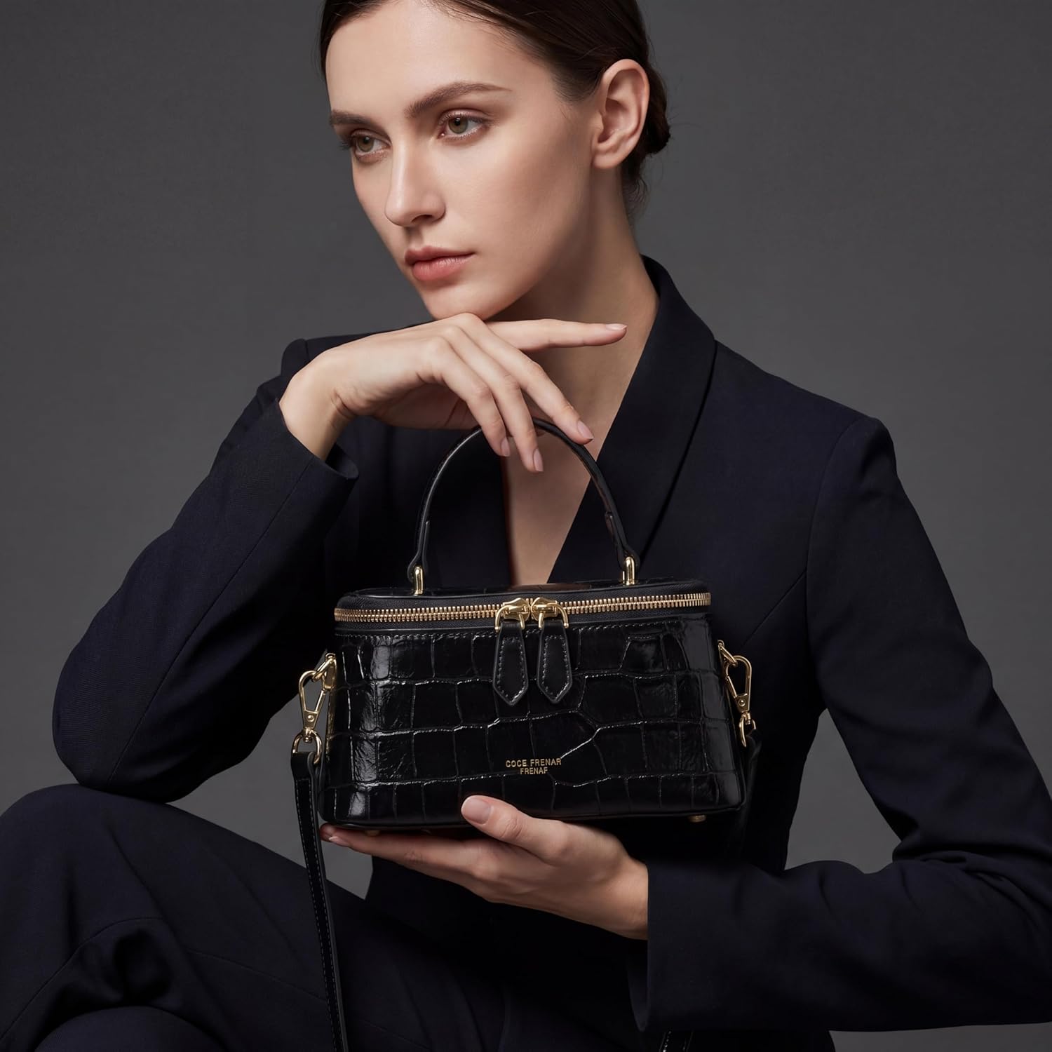 Women's crocodile-embossed crossbody bag, shoulder bag with adjustable shoulder strap, retro square tote bag.