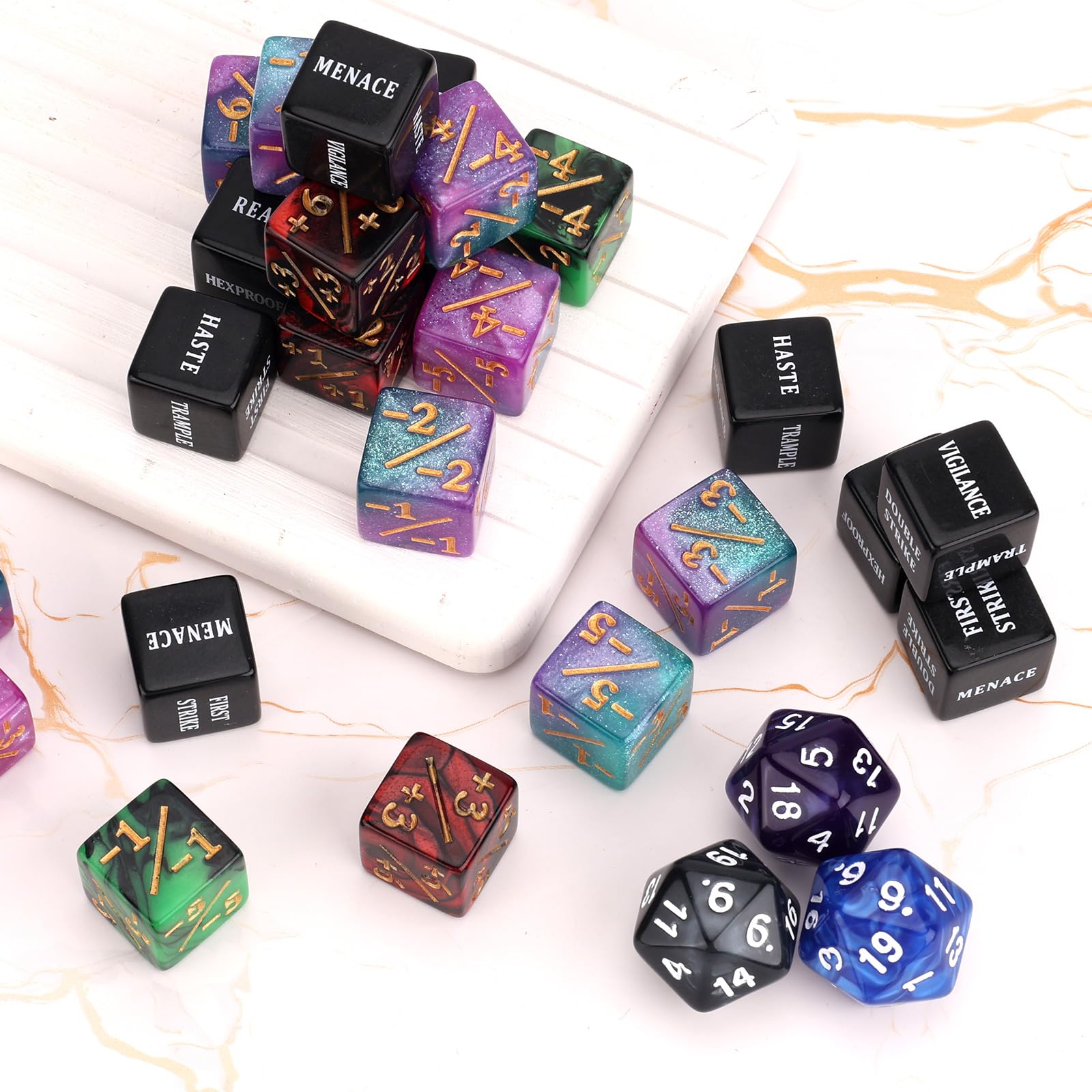BOXOB 51szt Kostki Gry Abilities Keywords Counter, MTG Creature Stats Buff Kostki Lojalnościowe D20 Magiczne Liczniki Życia Prezenty do TCG RPG Akcesoria Gier Karcianych z Aksamitną Torbą (4 Kolory)