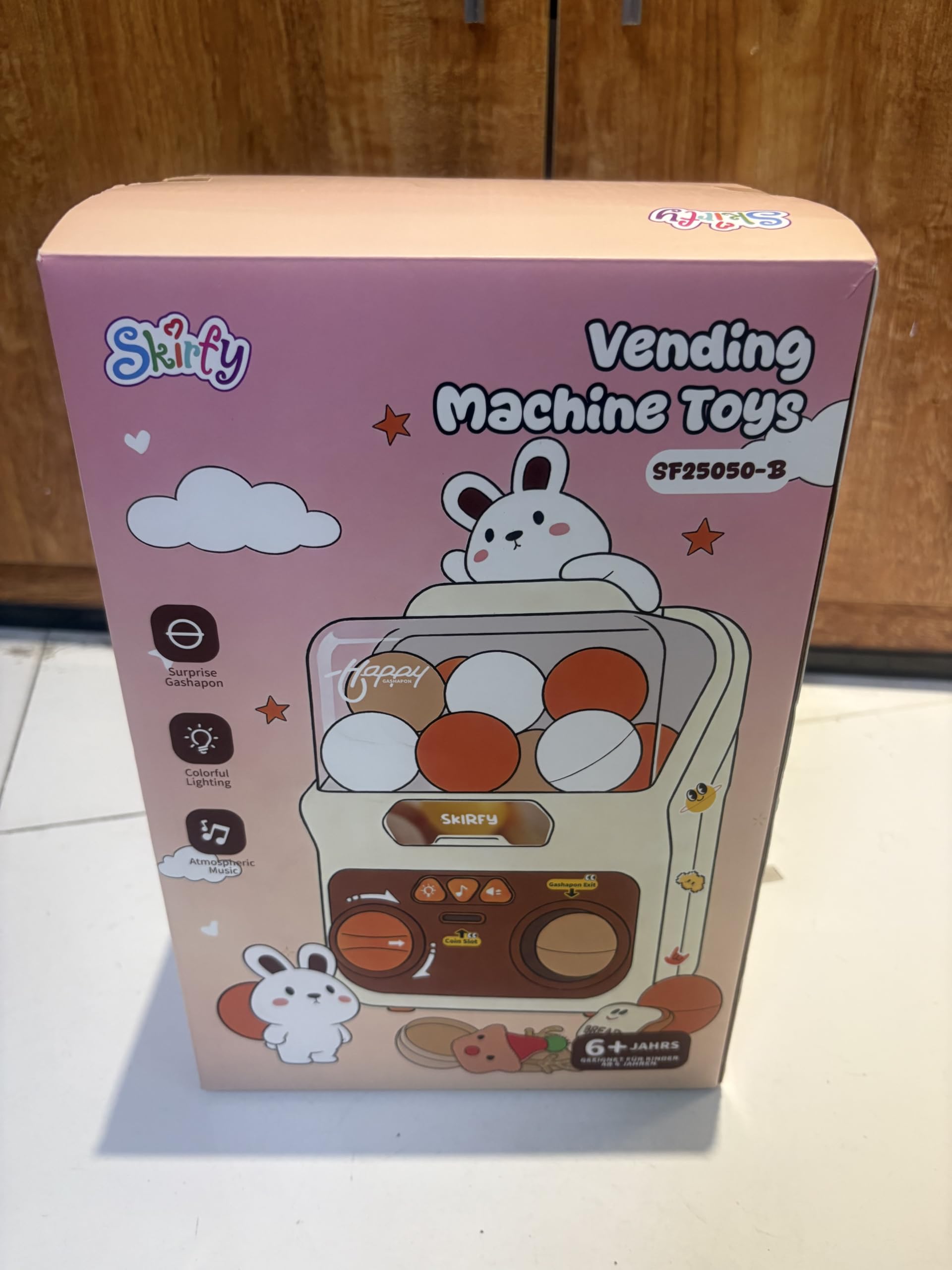 Skirfy Giocattolo automatico con palline da masticare per bambini, 15 capsule da 5 cm di diametro, distributore automatico illuminato, con prezzi, giocattolo sensoriale con bambole come regalo