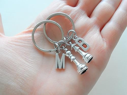 Miniatura 3 de Llaveros pequeños de encargo del encanto del ajedrez del rey y de la reina con los encantos de la letra, llaveros