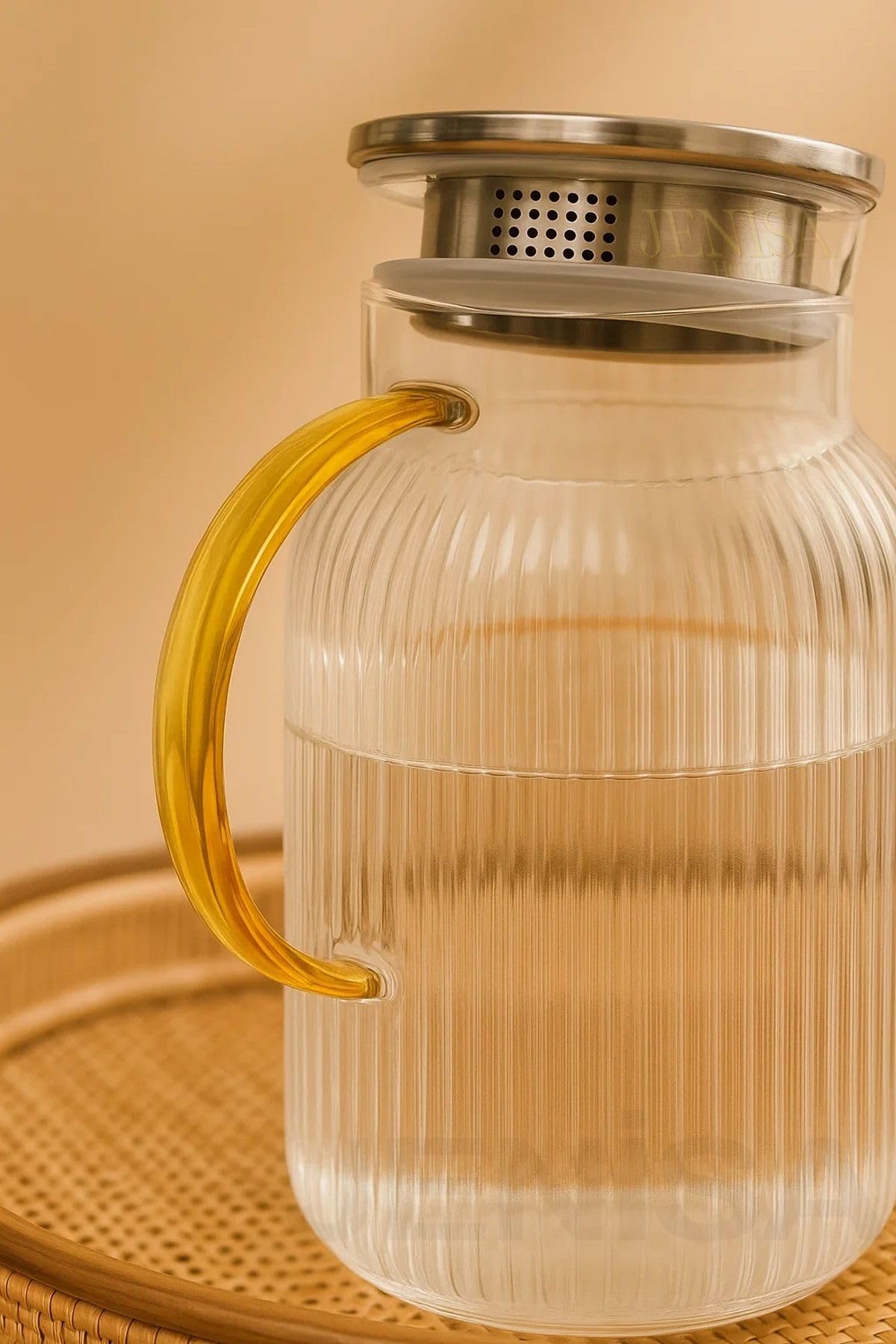 Jenisa 1500 ml Borosilikat Cam Çizgili Sürahi – Süzgeçli Metal Kapaklı, Isıya Dayanıklı Şık Tasarım