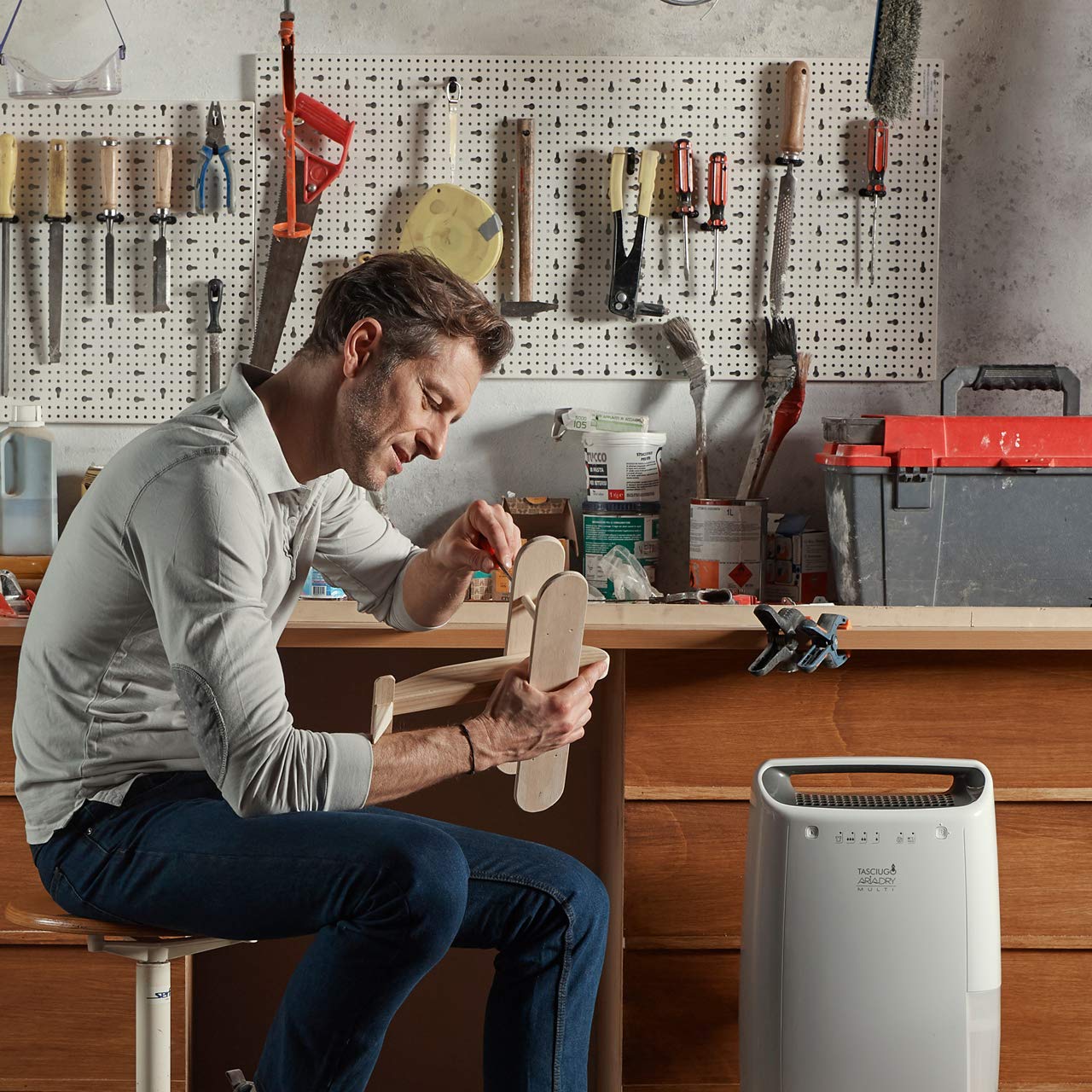 De'Longhi Tasciugo AriaDry Multi DEX214F Deshumidificador Multifunción, 14 L/d, Filtro Antipolvo y Antialérgenos, Función Secado de Ropa, Gas Ecológico, Drenaje Continuo, 290 W, 37 Db, Blanco y Gris