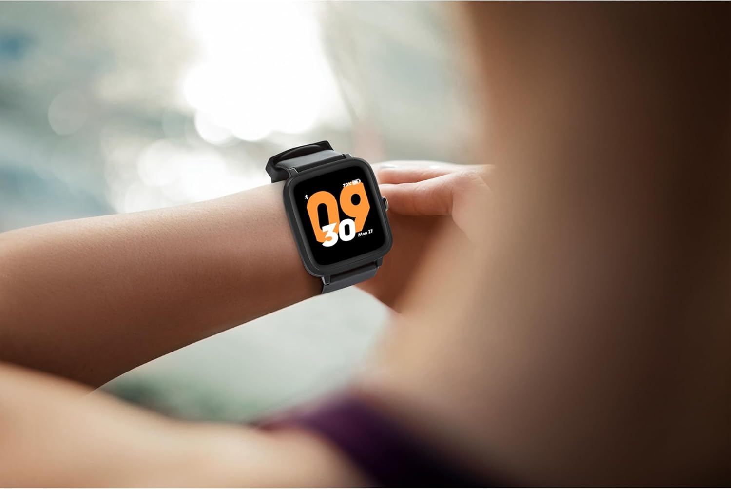 Person wearing MEDION Fitness Watch P4000