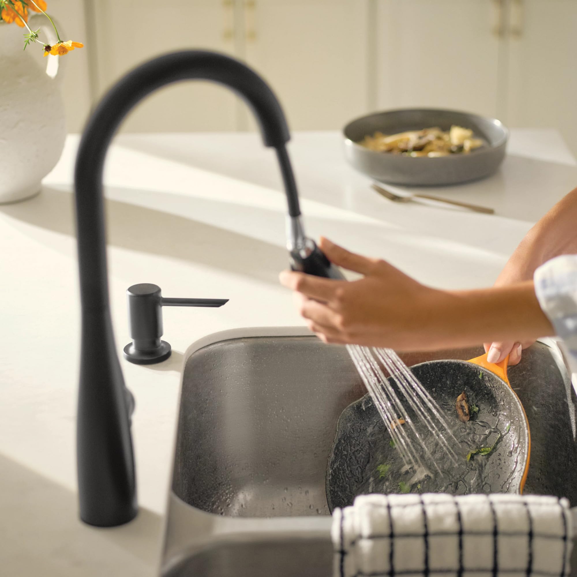 MOEN Reyes 87932BL - Grifo de cocina extraíble con acoplamiento magnético, color negro mate