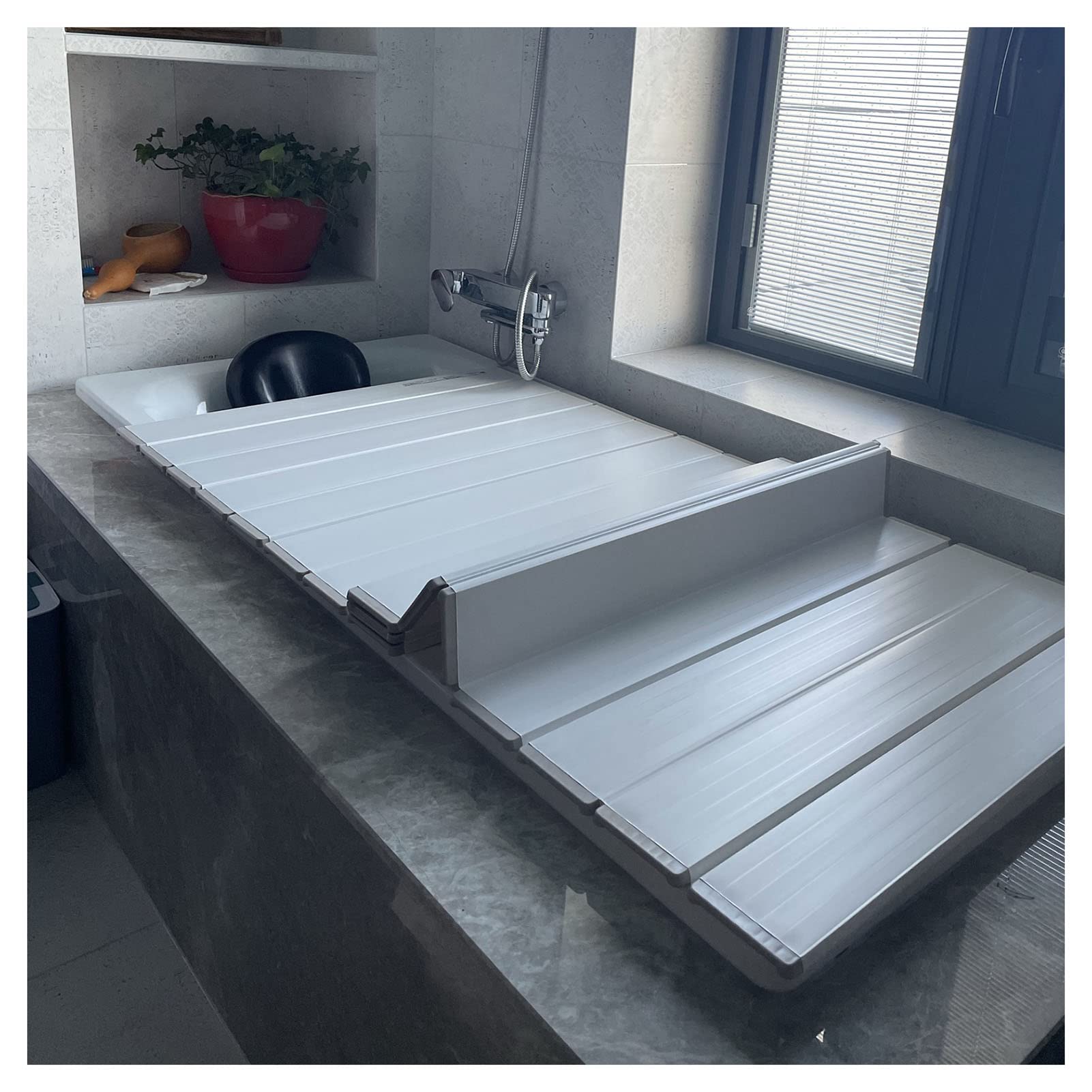 Couverture de baignoire en polypropylène blanc au design épuré