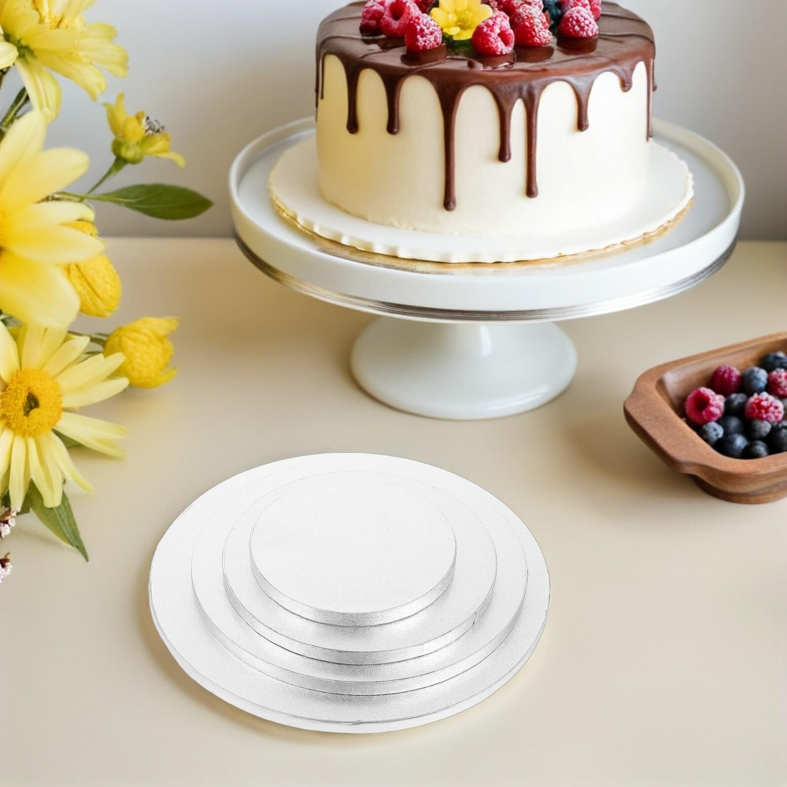 Mikikit 8 pièces Plateaux à Gâteau Ronds Carton Ondulé Résistant Argentées Supports Étanches et Anti-graisse pour Décoration et Présentation de Desserts Cupcakes Anniversaires et Mariages