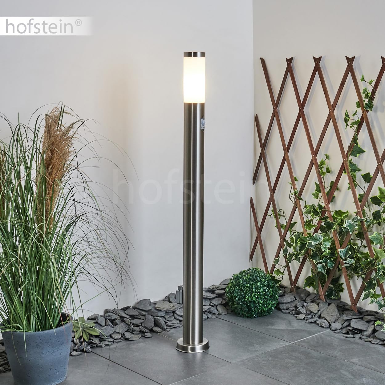 HOFSTEIN Wegeleuchte Sessa, Außenwegeleuchte mit Bewegungsmelder und Steckdose aus Metall/Kunststoff in Nickel-matt/Weiß, moderne Außenleuchte für Garten, Außenbereich, Hof, Terrasse, 110cm, E27, IP44