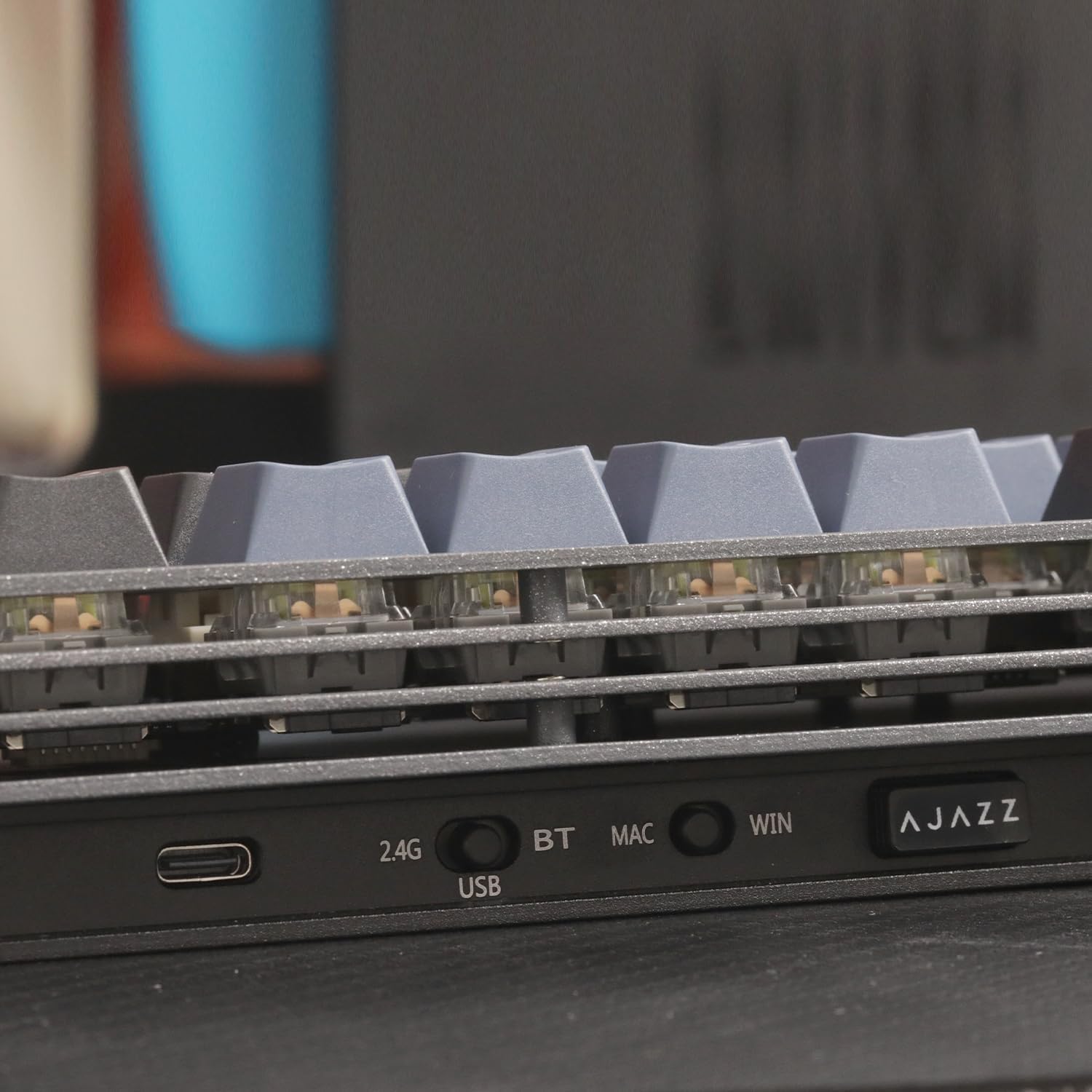 AJAZZ Tastiera meccanica AKC087, connessione tri-mode, tastiera wireless BT5.0, base in metallo multistrato, layout compatto a 87 tasti, TKL, retro tricolore, tastiera RGB ricaricabile sostituibile