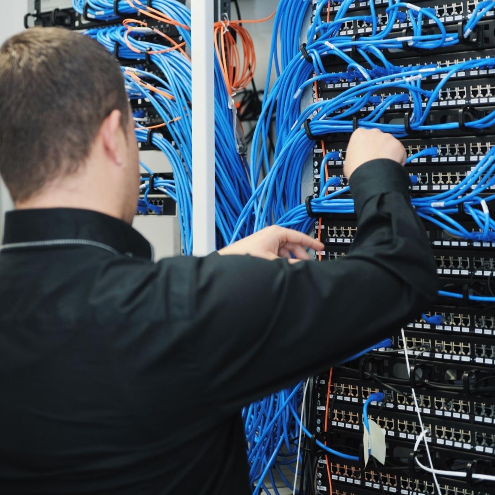 EFUTURETIME 5×19" Panneau Passe-câble avec Brosse 1U, 5 Étriers De Guidage | Panneau de Rangement de Câbles, Armoires Réseau, Rack Serveur, Crochets en D, M6 Écrous à Cage, M6 Vis, 482×45×82mm