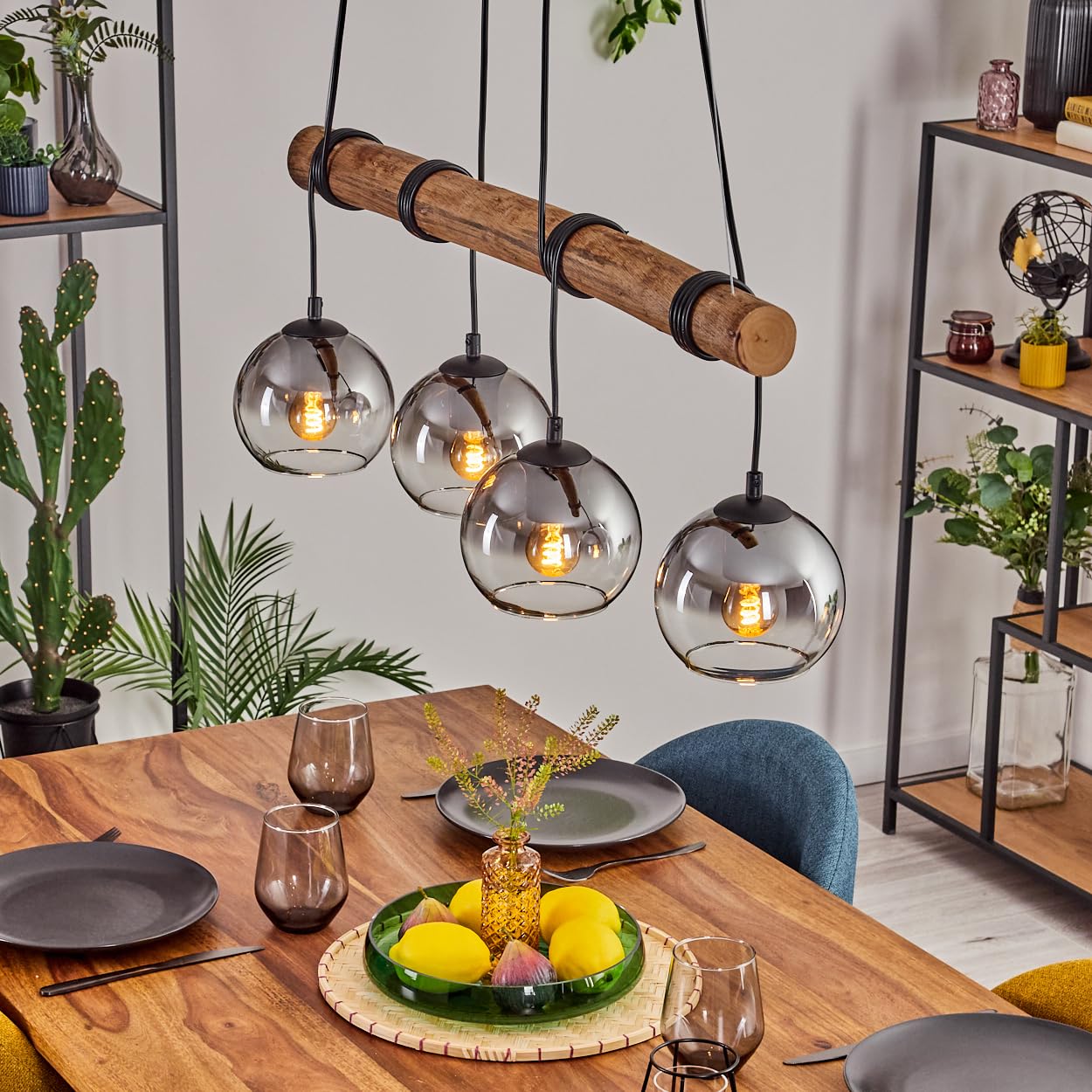 HOFSTEIN Pendelleuchte Koyoto, 4-flammige Hängelampe aus Metall/Holz/Glas in Schwarz/Natur/Rauch/Klar, Hängeleuchte mit Glasschirmen und Holzbalken, Höhe max. 150cm, E27, Esszimmer, Wohnzimmer, Küche