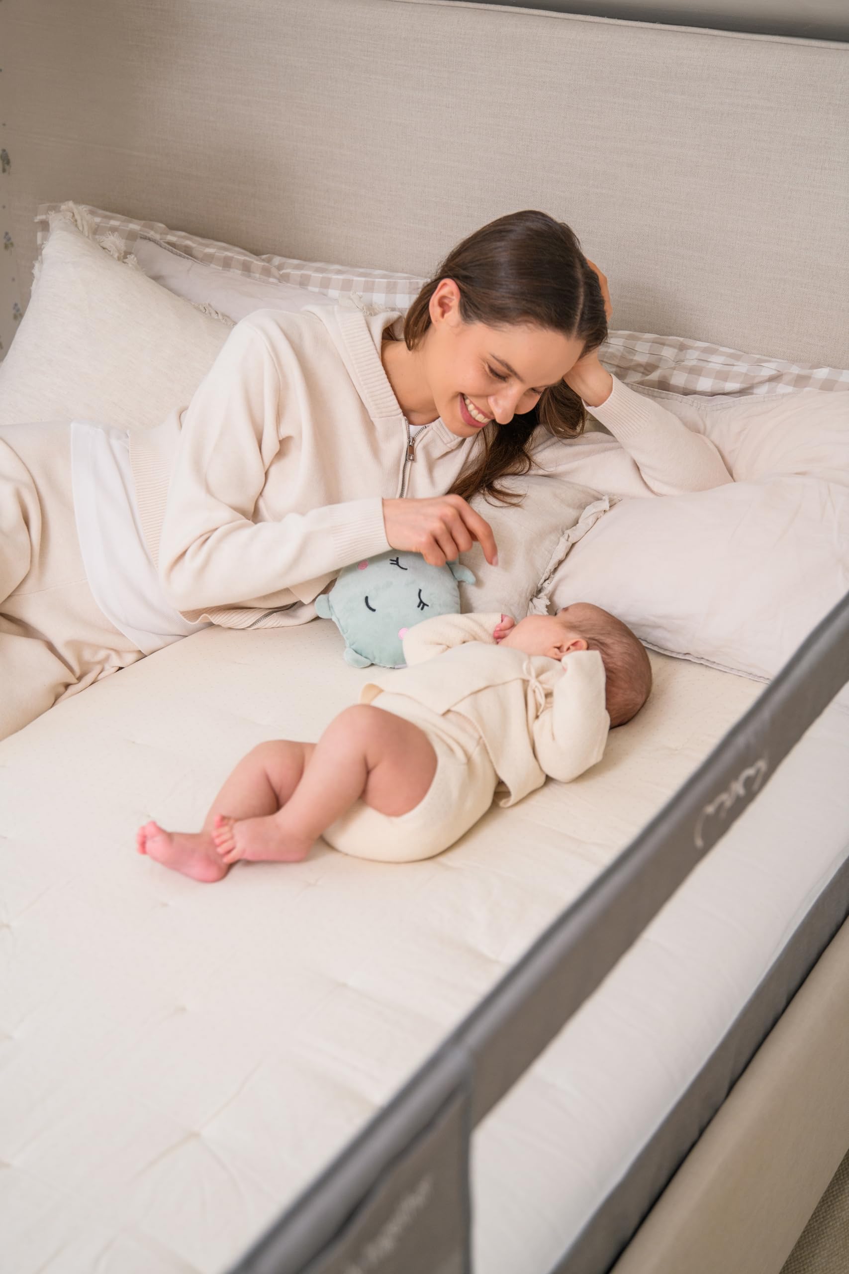 MoMi LEXI PLUS, Rausfallschutz für Kinderbett für Babys und Kinder ab 18. Monat bis zu 5 Jahren, Bettschutzgitter 150x43x36 cm für Matratze mit 22 cm Dicke, ausklappbar 180°, waschbarer Bezug
