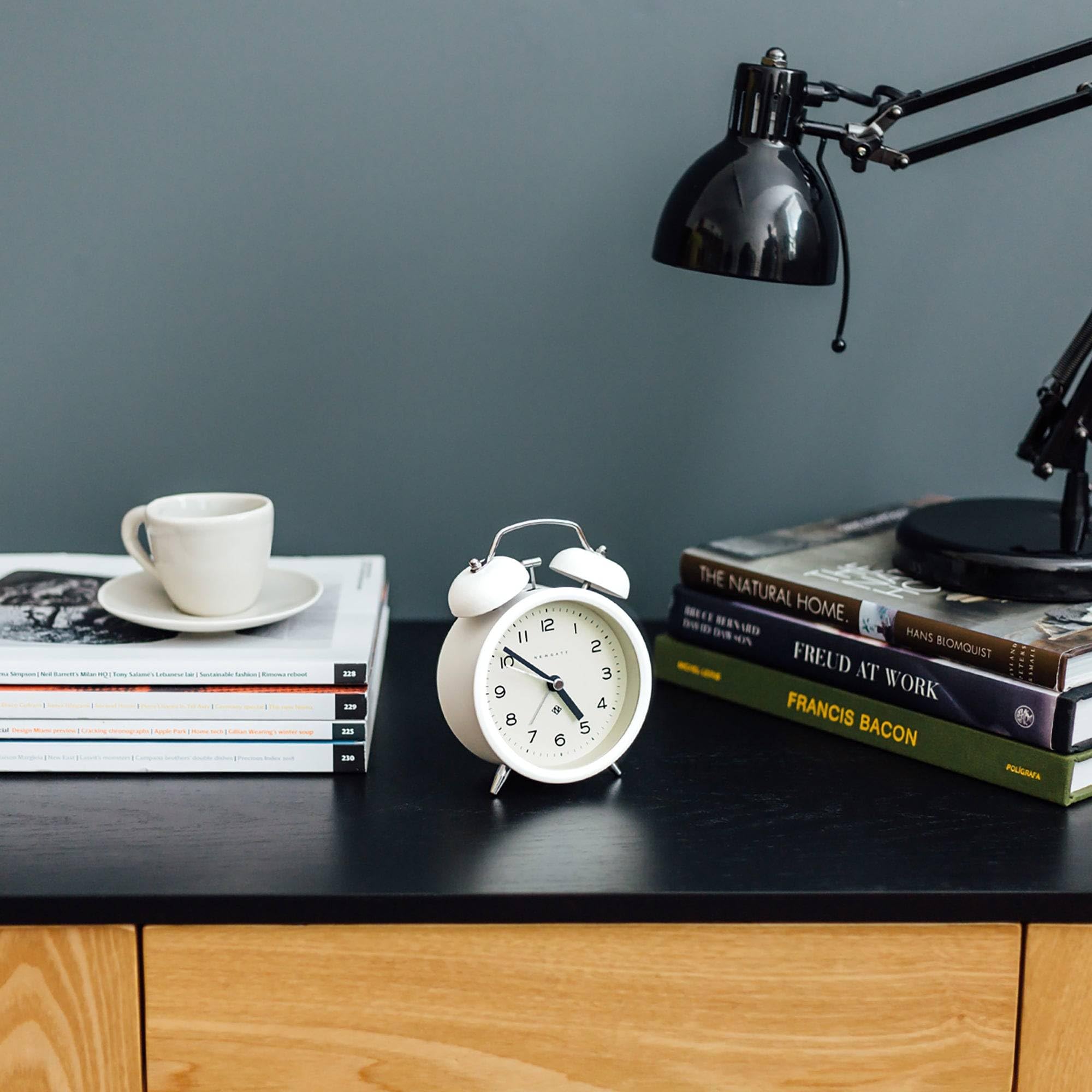 NEWGATE® Charlie Bell Echo Réveil | Interprétation Moderne de la Traditionnelle Horloge à Cloche jumelle | Blanc | des nombres faciles à Lire | Idéal pour Le Chevet ou l’étagère | Accessoire rétro