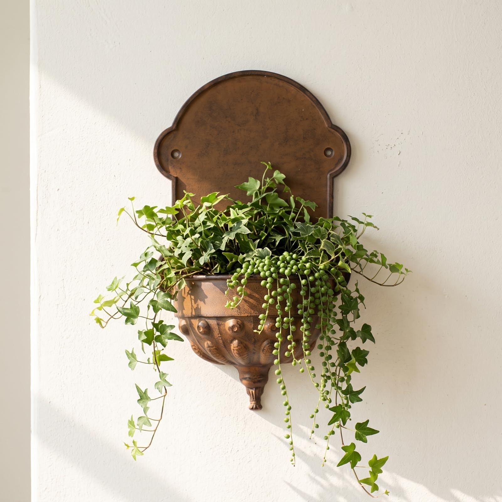 rockible Jardinière Murale Pot Suspendu Bac à Fleurs Pot Métal Effet Fer Forgé Robuste avec Finition Brune Patinée et Liserés Foncés Adaptée à Entrée Balcon Salon Couloir Décoration Intérieure 55cm