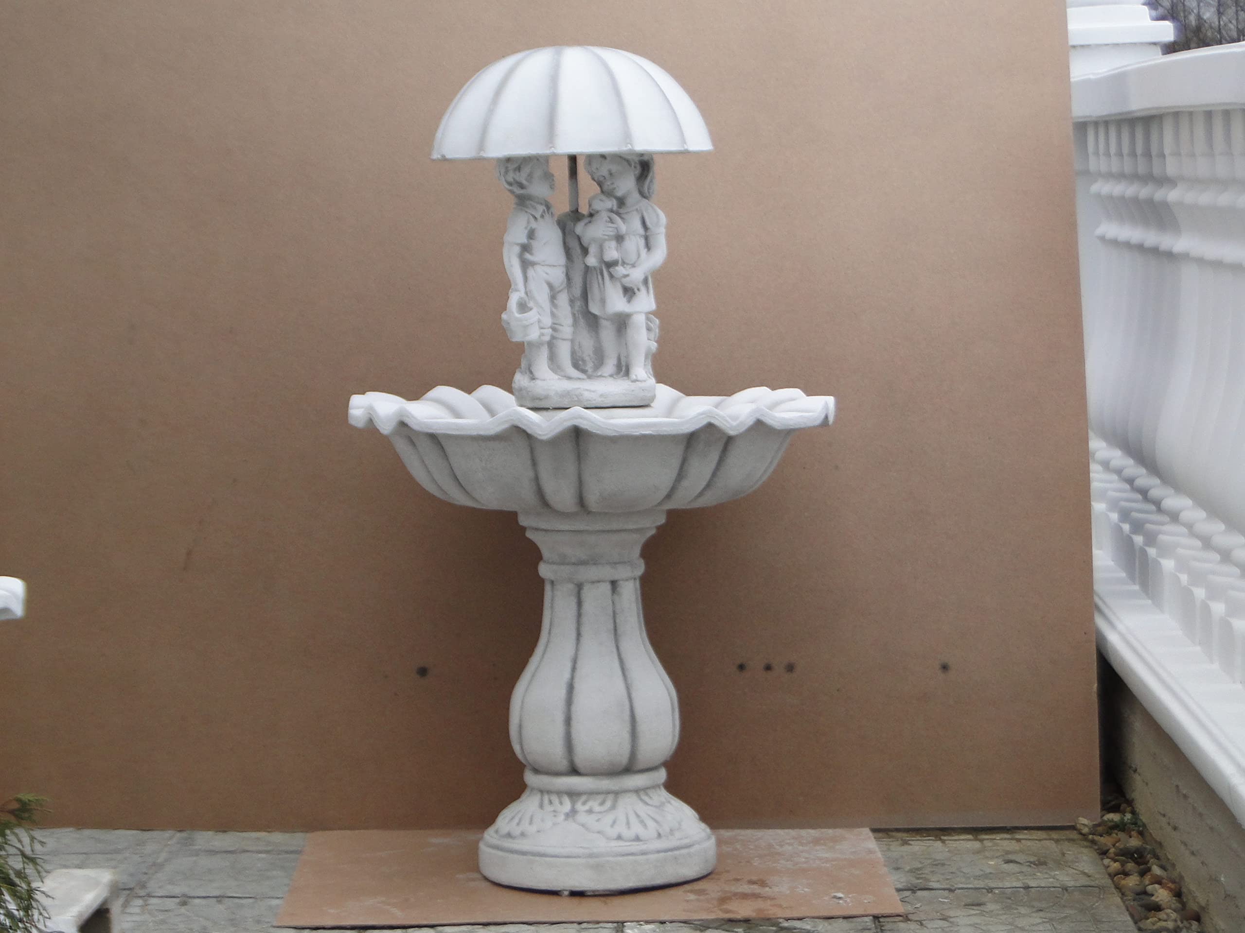 Grande fontaine d'extérieur en pierre blanche reconstituée – Résistante aux intempéries, décorative, fontaine d'eau pour enfants avec parapluie