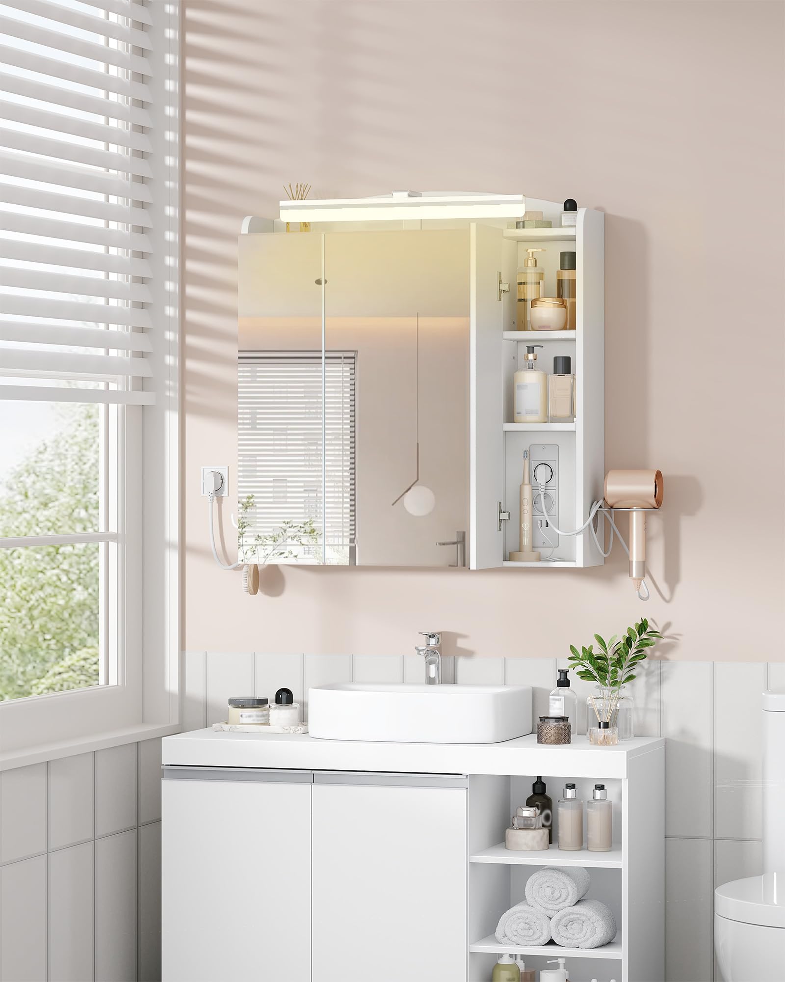 Hzuaneri Specchio Bagno Contenitore, Mobiletto a Specchio con LED e Presa Multipla 2AC+2USB, Porta Asciugacapelli e Ganci, Interruttore e Spina, Ripiani Regolabili, 16,5x70x75cm, Bianco MC00603XEU