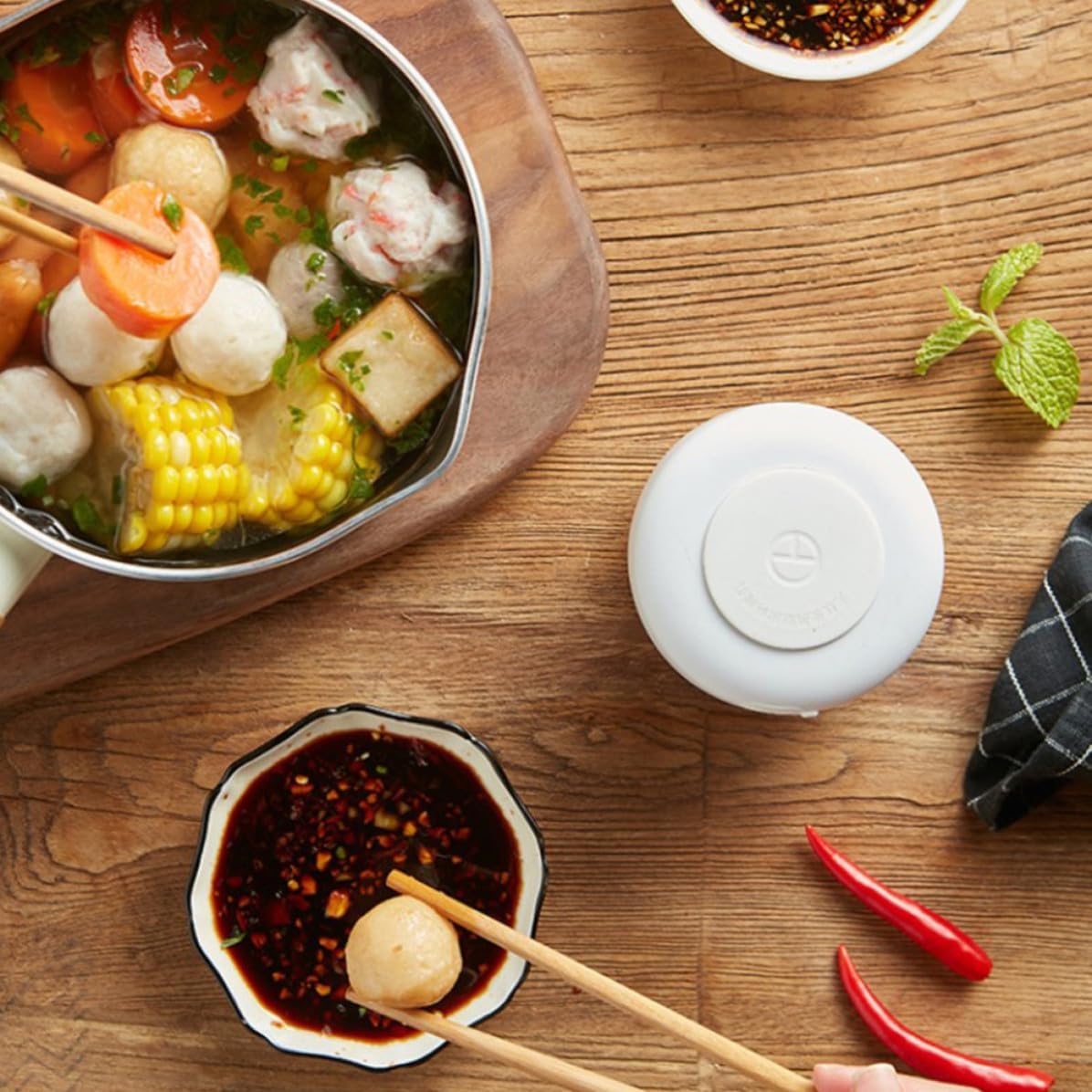 Electric Garlic Crusher and Vegetable Crusher and Food Chopper with Stainless Steel Blades, Practical Mini Garlic Masher Compact White Kitchen Tool for Easy Food Preparation