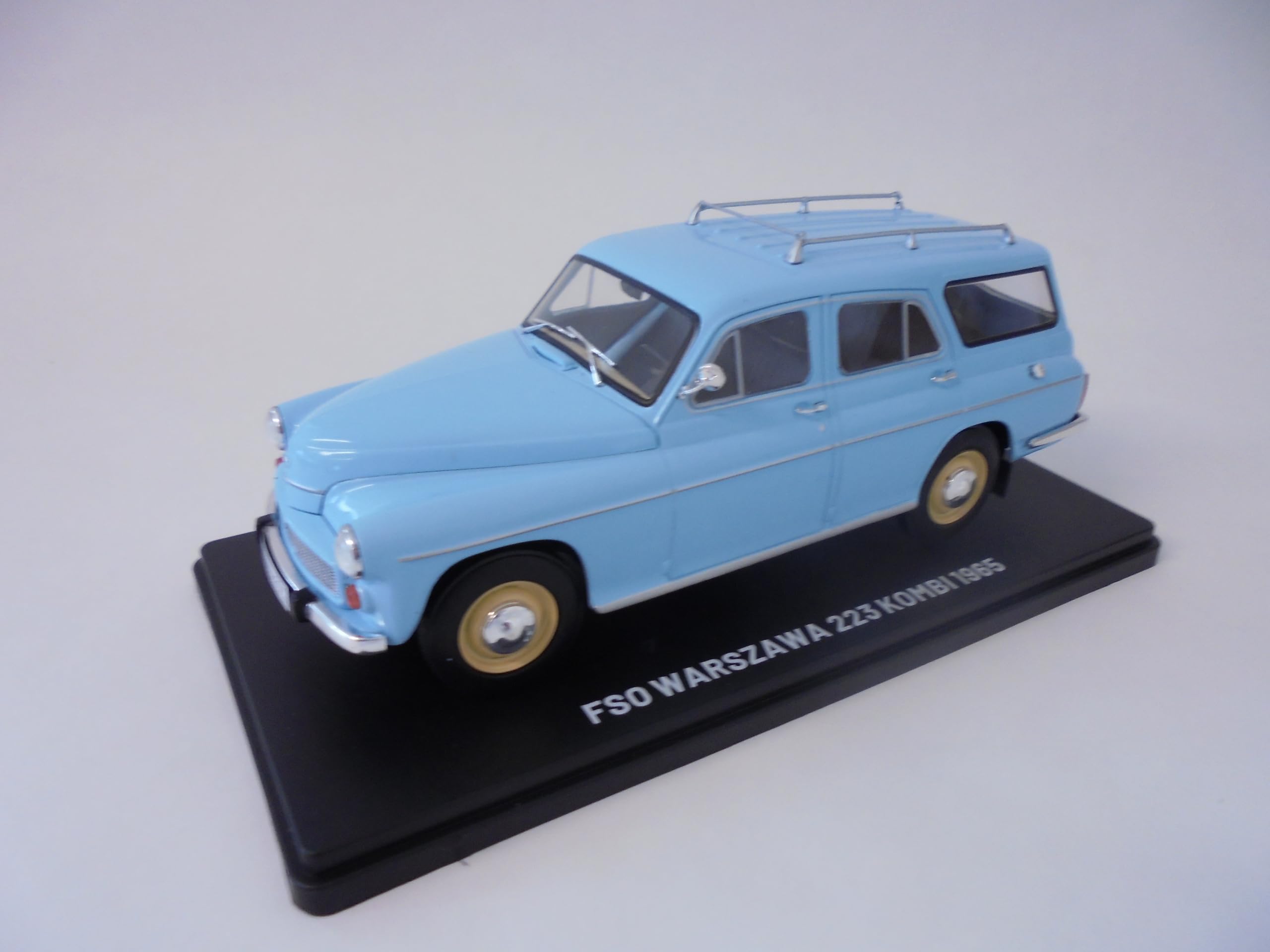 OPO 10 Miniaturauto 1:24 – Skoda 1203 (1968) Von Ixo, Sammlermodell Mit Sockel